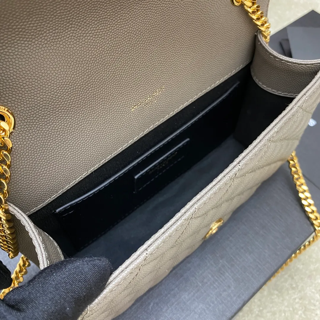 Gray ball pattern/gold 🌈The new Envelope small caviar is made of top-grade imported cowhide with pressed caviar pattern, which is stunningly beautiful💋Classic is eternal‼ ️Versatile beyond imagination, elegant and fashionable all in one! The workmanship details are impeccable👍20220680 Model: 600915 [Original leather] Size: 21x13x6cm