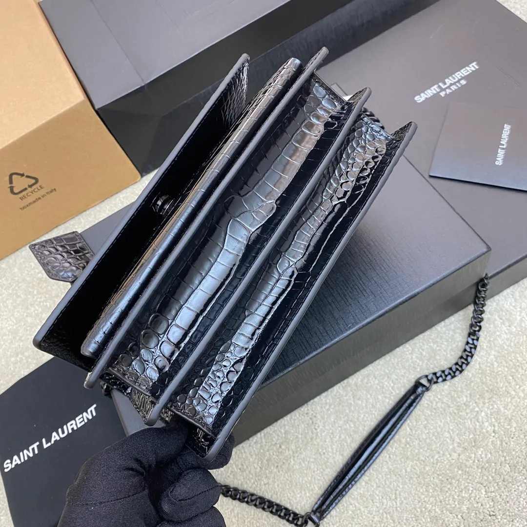 Crocodile pattern black/black chain 🌈𝑺𝒖𝒏𝒔𝒆𝒕 𝟮𝟮𝒄𝒎#Classic luxurious crocodile pattern sunset bag original leather version! Friends who like crocodile pattern bags cannot miss this one! High-quality genuine leather, genuine mold-making hardware, pursuing every detail, striving to be infinitely close to genuine 👍20210750 Size: 22x8x16cm Model: 442906 [Original leather]