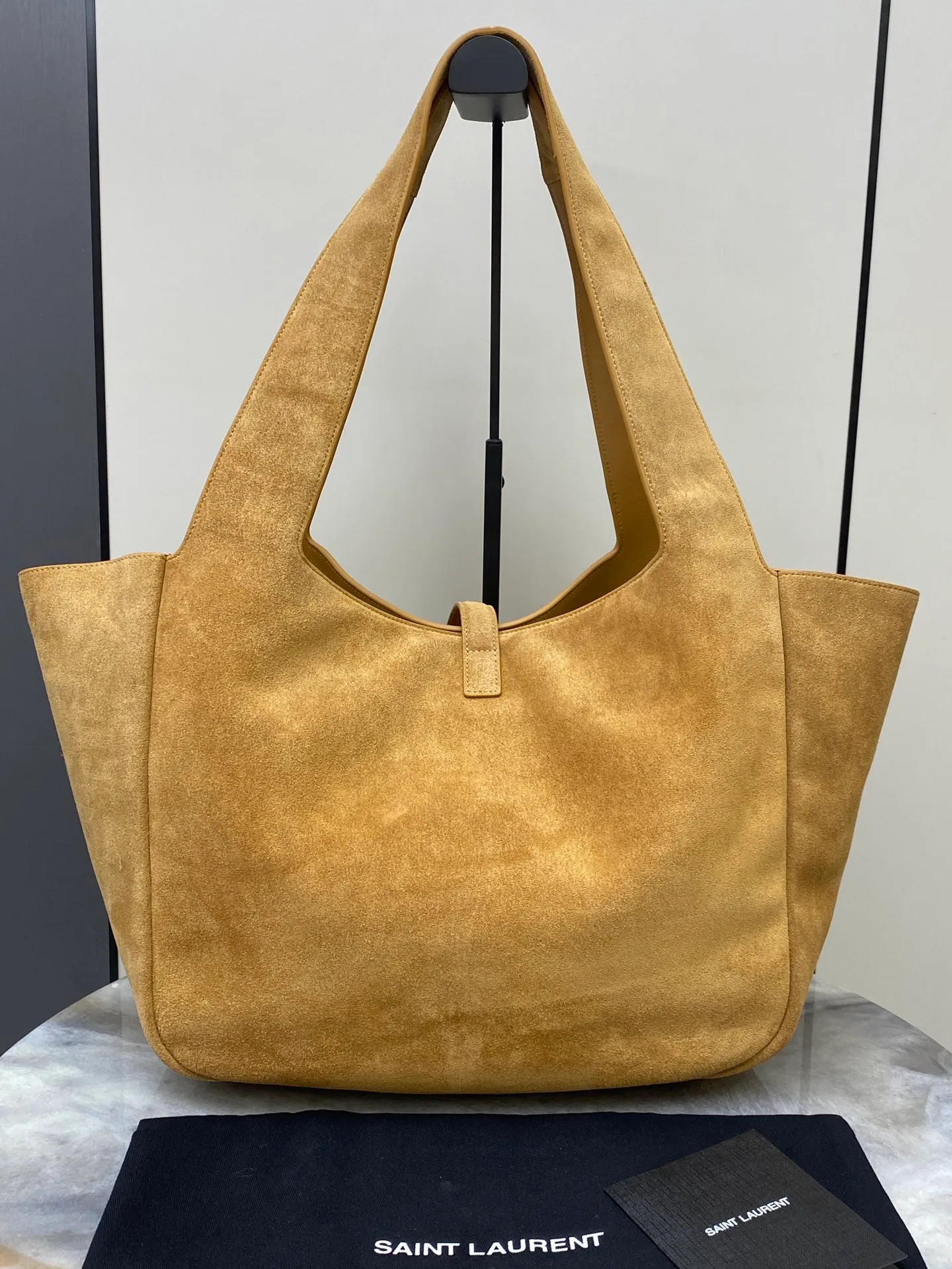 💰2560 Matte brown leather/antique gold 🌈The horizontal tote bag version of the new BEA handbag, with leather tab closure, decorated with LE CASSANDRE. Roomy and lined in tonal suede, it features a main compartment and an interior zipped pocket. Internal lace-up design, the sides can be folded or unfolded as needed. Soft deerskin bea has an exclusive rare and luxurious texture. The simple appearance is coupled with the softness of the upper body and a lazy style. The sides can also be contracted. There are two forms👑202301280 Model: 763435 [original leather] Size: 50x28x18cm [This size does not come with packaging]
