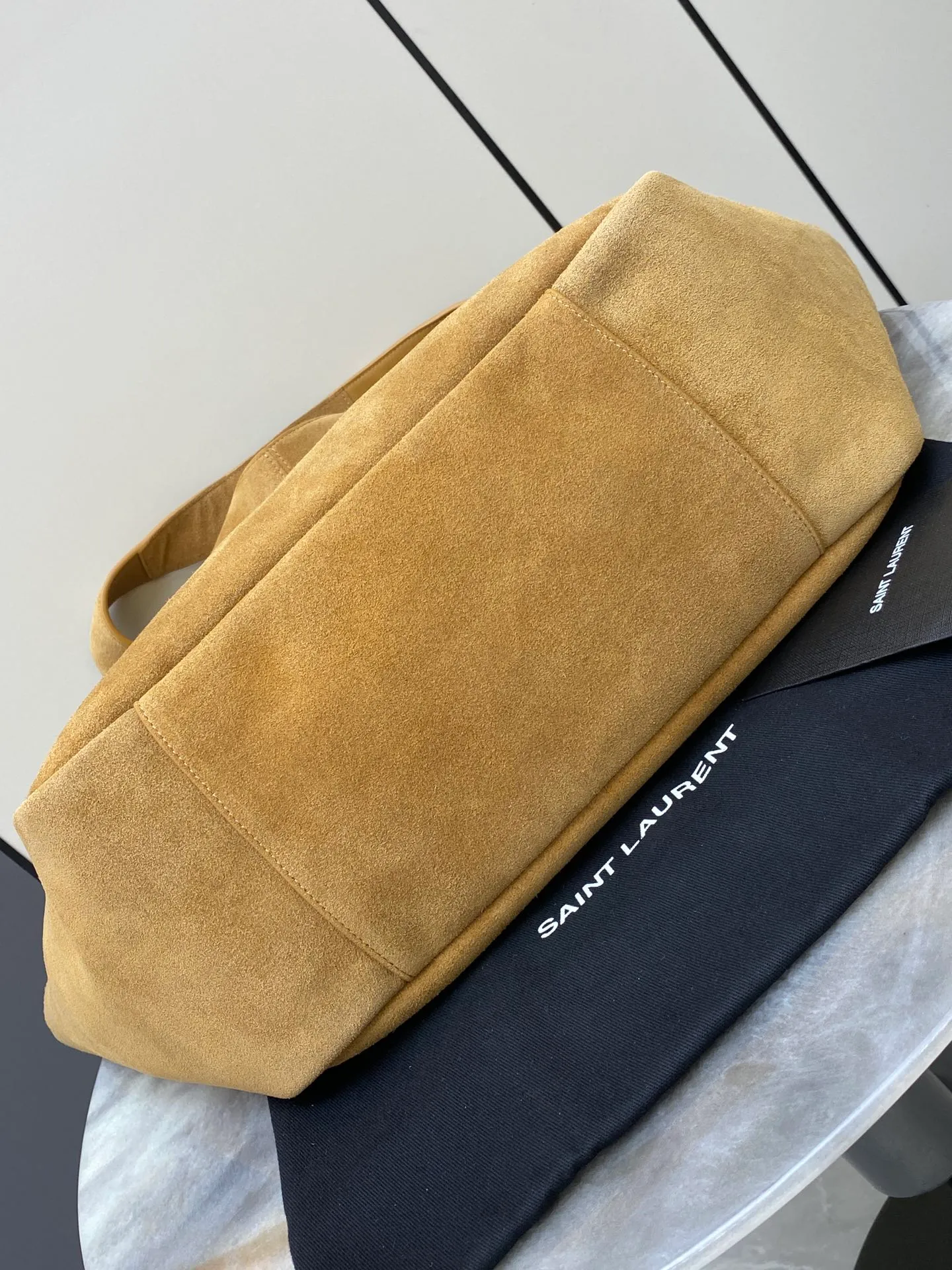 💰2560 Matte brown leather/antique gold 🌈The horizontal tote bag version of the new BEA handbag, with leather tab closure, decorated with LE CASSANDRE. Roomy and lined in tonal suede, it features a main compartment and an interior zipped pocket. Internal lace-up design, the sides can be folded or unfolded as needed. Soft deerskin bea has an exclusive rare and luxurious texture. The simple appearance is coupled with the softness of the upper body and a lazy style. The sides can also be contracted. There are two forms👑202301280 Model: 763435 [original leather] Size: 50x28x18cm [This size does not come with packaging]
