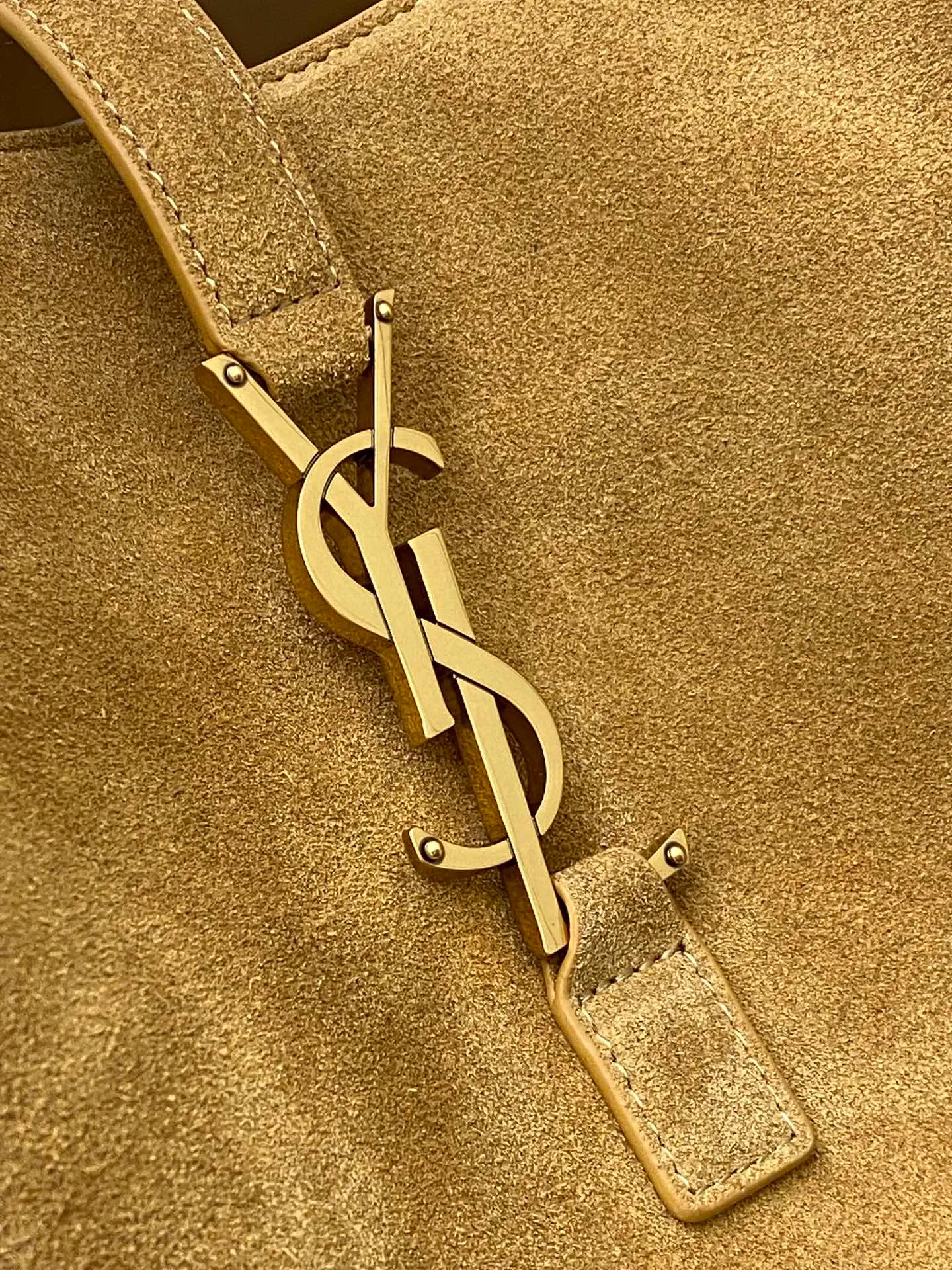 💰2560 Matte brown leather/antique gold 🌈The horizontal tote bag version of the new BEA handbag, with leather tab closure, decorated with LE CASSANDRE. Roomy and lined in tonal suede, it features a main compartment and an interior zipped pocket. Internal lace-up design, the sides can be folded or unfolded as needed. Soft deerskin bea has an exclusive rare and luxurious texture. The simple appearance is coupled with the softness of the upper body and a lazy style. The sides can also be contracted. There are two forms👑202301280 Model: 763435 [original leather] Size: 50x28x18cm [This size does not come with packaging]