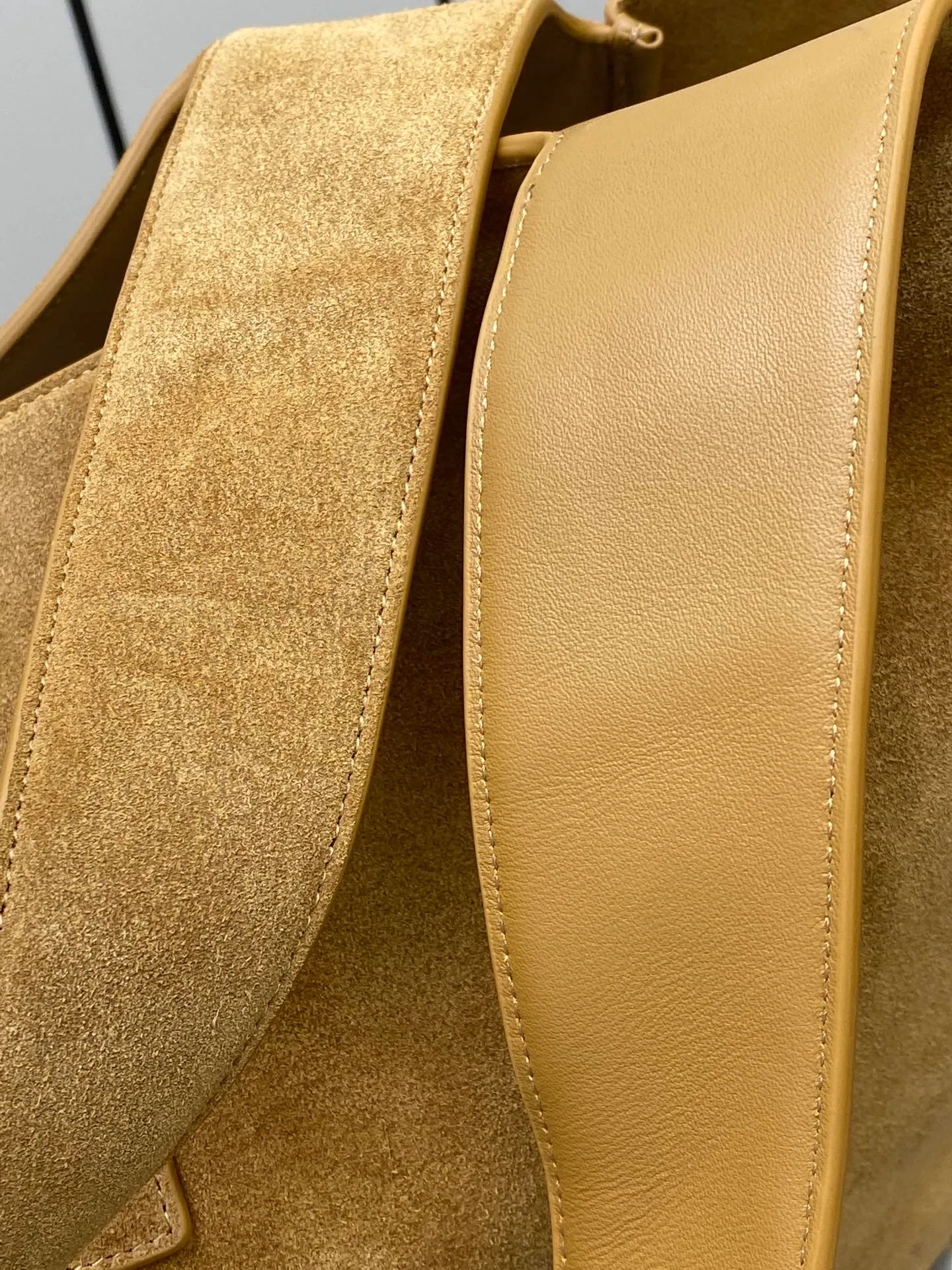 💰2560 Matte brown leather/antique gold 🌈The horizontal tote bag version of the new BEA handbag, with leather tab closure, decorated with LE CASSANDRE. Roomy and lined in tonal suede, it features a main compartment and an interior zipped pocket. Internal lace-up design, the sides can be folded or unfolded as needed. Soft deerskin bea has an exclusive rare and luxurious texture. The simple appearance is coupled with the softness of the upper body and a lazy style. The sides can also be contracted. There are two forms👑202301280 Model: 763435 [original leather] Size: 50x28x18cm [This size does not come with packaging]