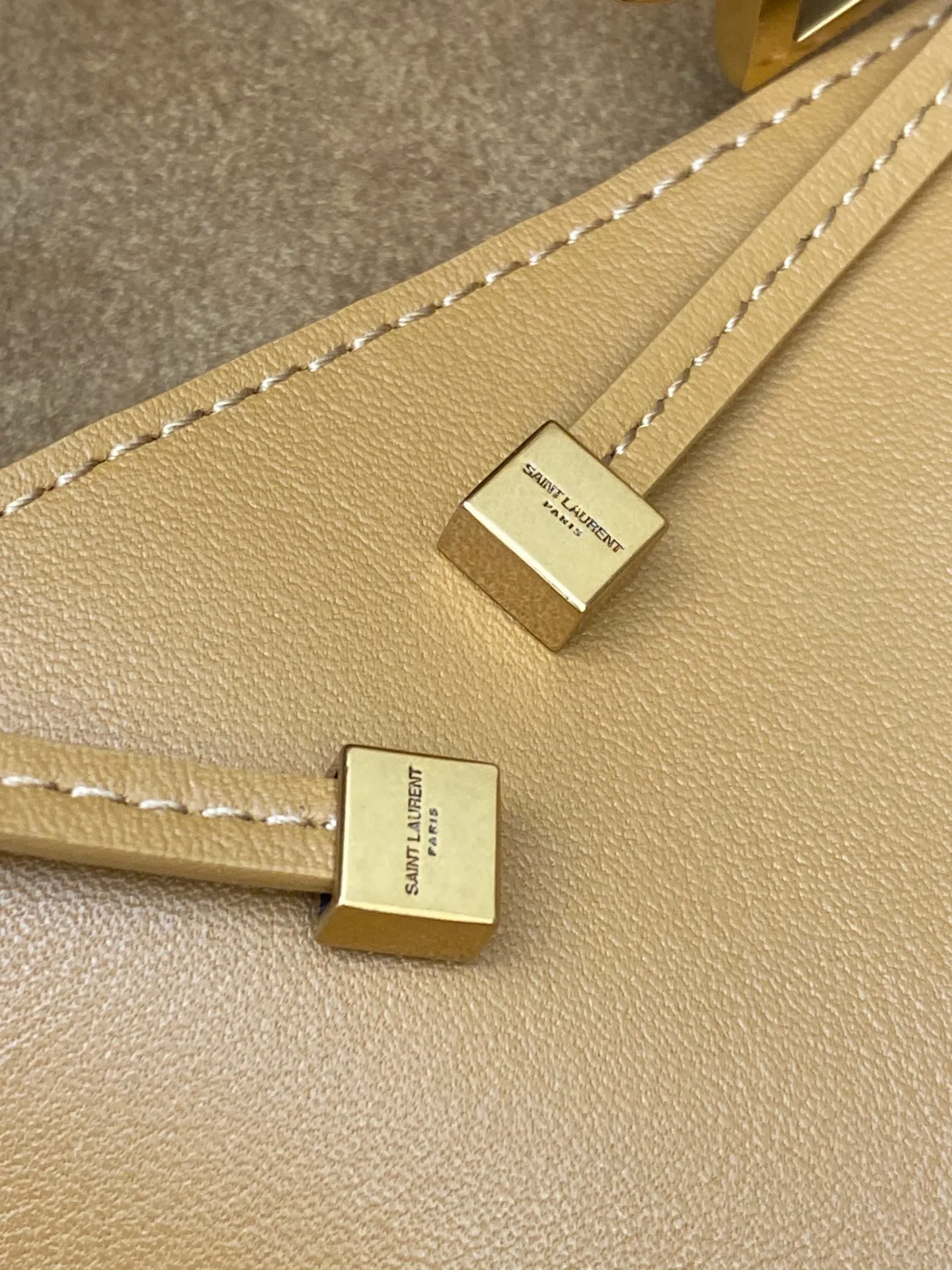 💰2560 Matte brown leather/antique gold 🌈The horizontal tote bag version of the new BEA handbag, with leather tab closure, decorated with LE CASSANDRE. Roomy and lined in tonal suede, it features a main compartment and an interior zipped pocket. Internal lace-up design, the sides can be folded or unfolded as needed. Soft deerskin bea has an exclusive rare and luxurious texture. The simple appearance is coupled with the softness of the upper body and a lazy style. The sides can also be contracted. There are two forms👑202301280 Model: 763435 [original leather] Size: 50x28x18cm [This size does not come with packaging]