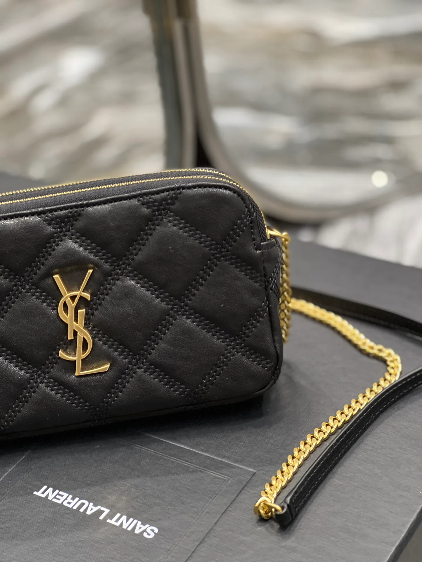 The latest BECKY diamond-shaped quilted double zipper clutch bag in the counter is made of original lambskin with a very delicate feel. It is matched with diamond-shaped quilting patterns and simple iconic logos. It is classic and versatile! The double zipper design is convenient for sorting and storing. The bag is quite light in weight and large enough to accommodate various types of mobile phones. It has 4 card slots inside, one for mobile phones and one for cards and sundries. You don’t even need to buy a card holder to use it and its performance is amazing! p1360 Size: 19x11x5cm Model: 608941