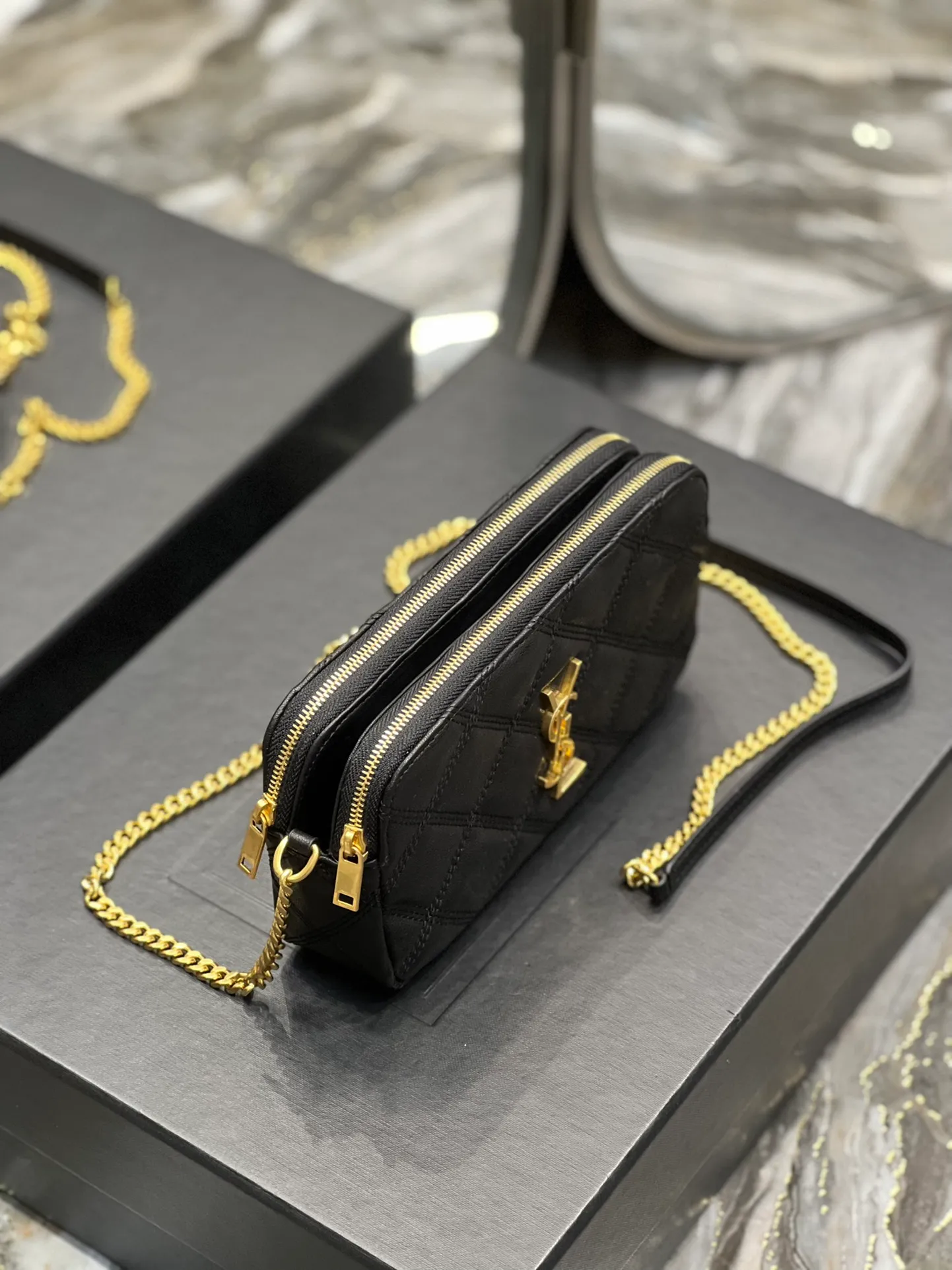The latest BECKY diamond-shaped quilted double zipper clutch bag in the counter is made of original lambskin with a very delicate feel. It is matched with diamond-shaped quilting patterns and simple iconic logos. It is classic and versatile! The double zipper design is convenient for sorting and storing. The bag is quite light in weight and large enough to accommodate various types of mobile phones. It has 4 card slots inside, one for mobile phones and one for cards and sundries. You don’t even need to buy a card holder to use it and its performance is amazing! p1360 Size: 19x11x5cm Model: 608941