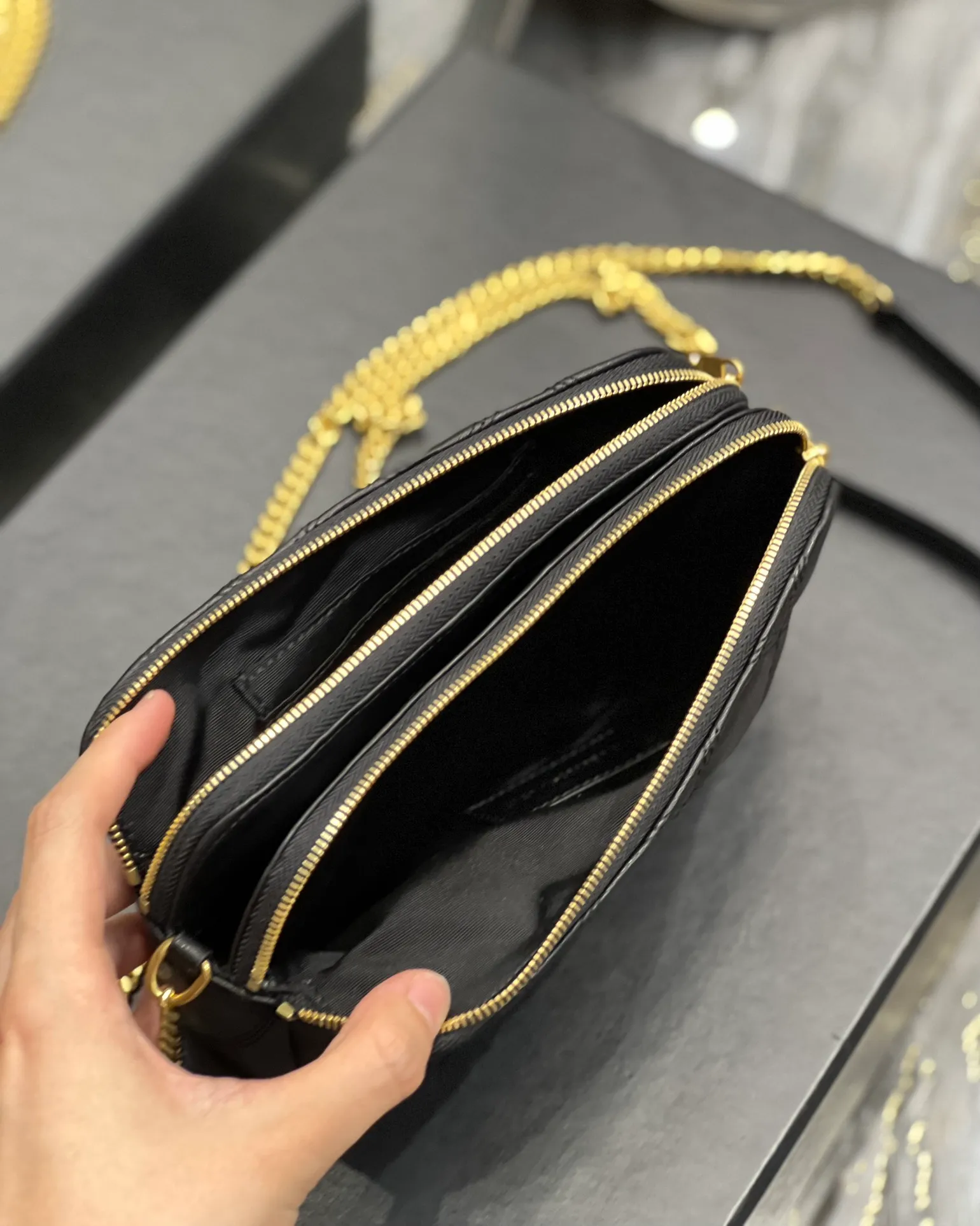 The latest BECKY diamond-shaped quilted double zipper clutch bag in the counter is made of original lambskin with a very delicate feel. It is matched with diamond-shaped quilting patterns and simple iconic logos. It is classic and versatile! The double zipper design is convenient for sorting and storing. The bag is quite light in weight and large enough to accommodate various types of mobile phones. It has 4 card slots inside, one for mobile phones and one for cards and sundries. You don’t even need to buy a card holder to use it and its performance is amazing! p1360 Size: 19x11x5cm Model: 608941