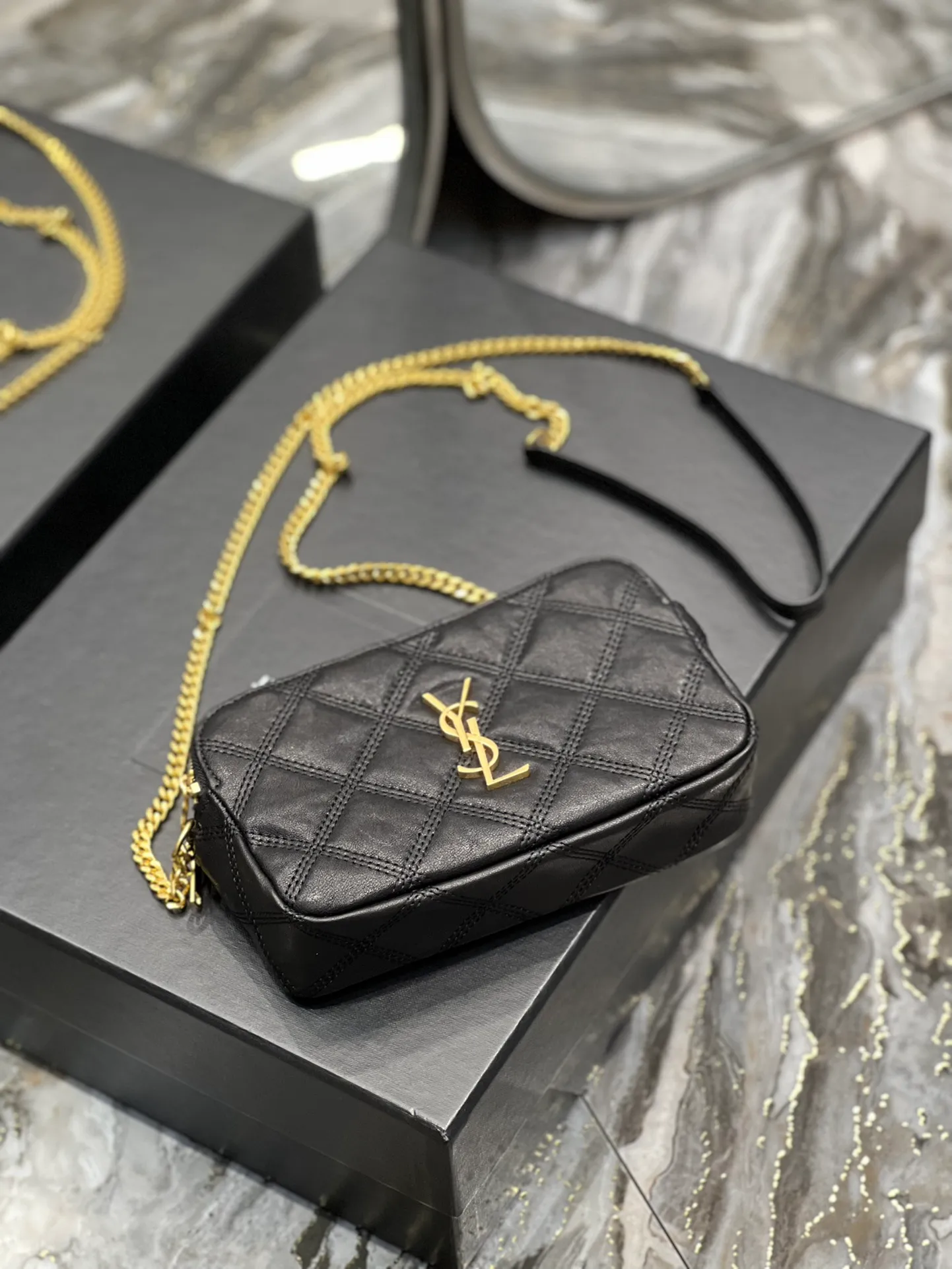 The latest BECKY diamond-shaped quilted double zipper clutch bag in the counter is made of original lambskin with a very delicate feel. It is matched with diamond-shaped quilting patterns and simple iconic logos. It is classic and versatile! The double zipper design is convenient for sorting and storing. The bag is quite light in weight and large enough to accommodate various types of mobile phones. It has 4 card slots inside, one for mobile phones and one for cards and sundries. You don’t even need to buy a card holder to use it and its performance is amazing! p1360 Size: 19x11x5cm Model: 608941