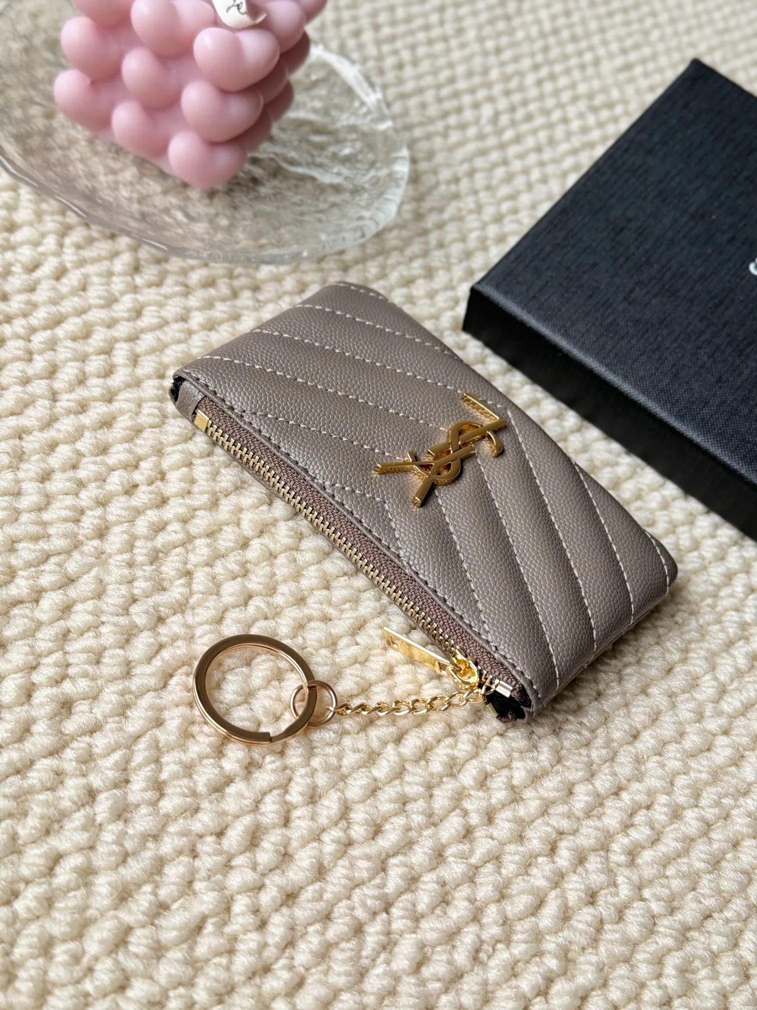 💰140 The first key bag in the ysl series, a V-shaped chain bag, matching key ring, grosgrain lining, and exquisite hardware make this small leather bag particularly good. It can be used as a key bag or coin purse, suitable for men and women. Great for giving as a gift or for personal use! Style number: 438386 Size: 13x7.5x2cm