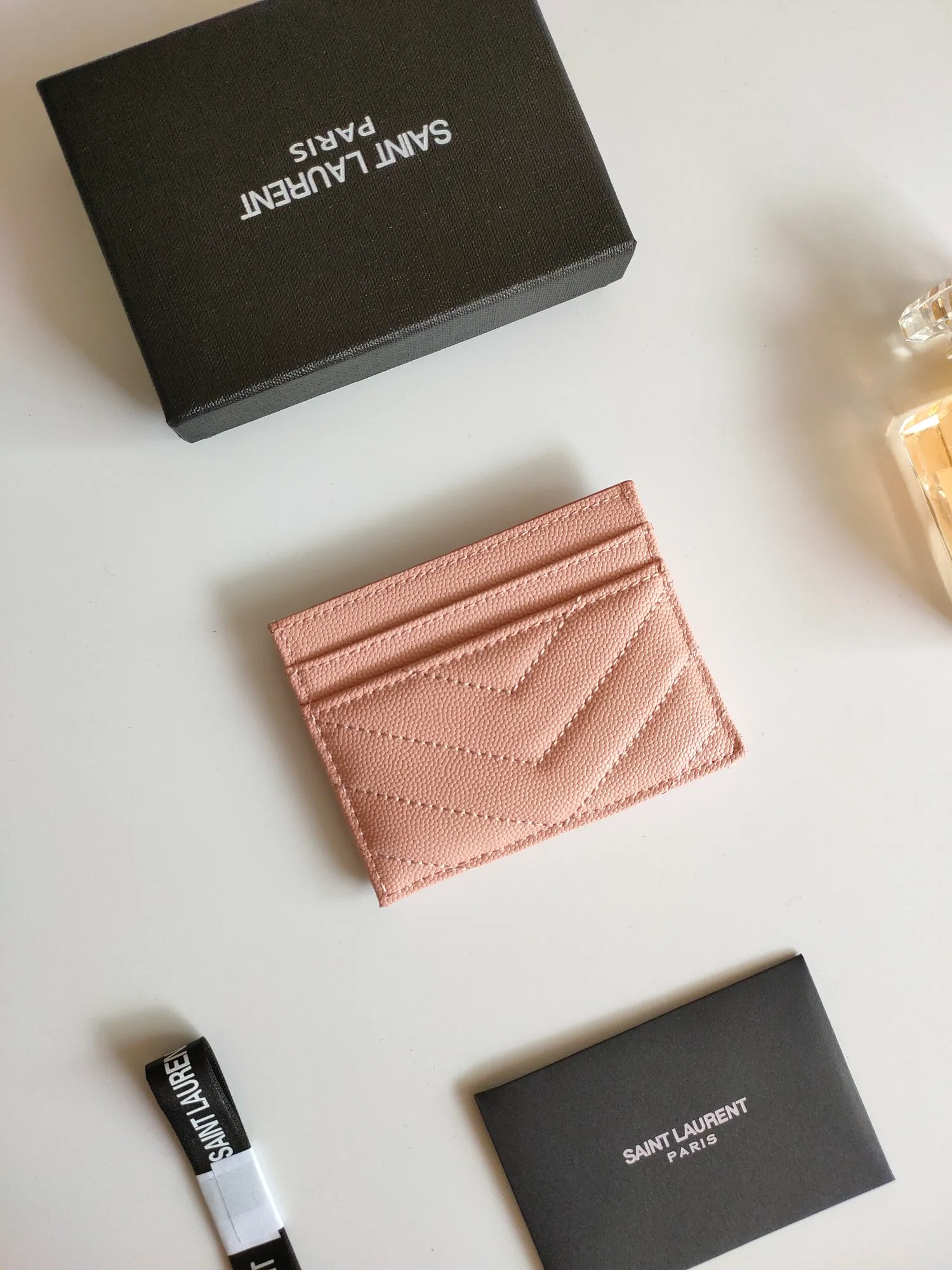 💰110 Yves Saint Laurent new products shipped👉Genuine pickup bag, cowhide ball pattern🎀Sheep pattern microfiber lining, jacquard stitching genuine leather credit card holder, metal interlocking YSL logo original single pair hardware, copy details😋Style number: 423291😎Size: 10.5×7.5×0.5cm