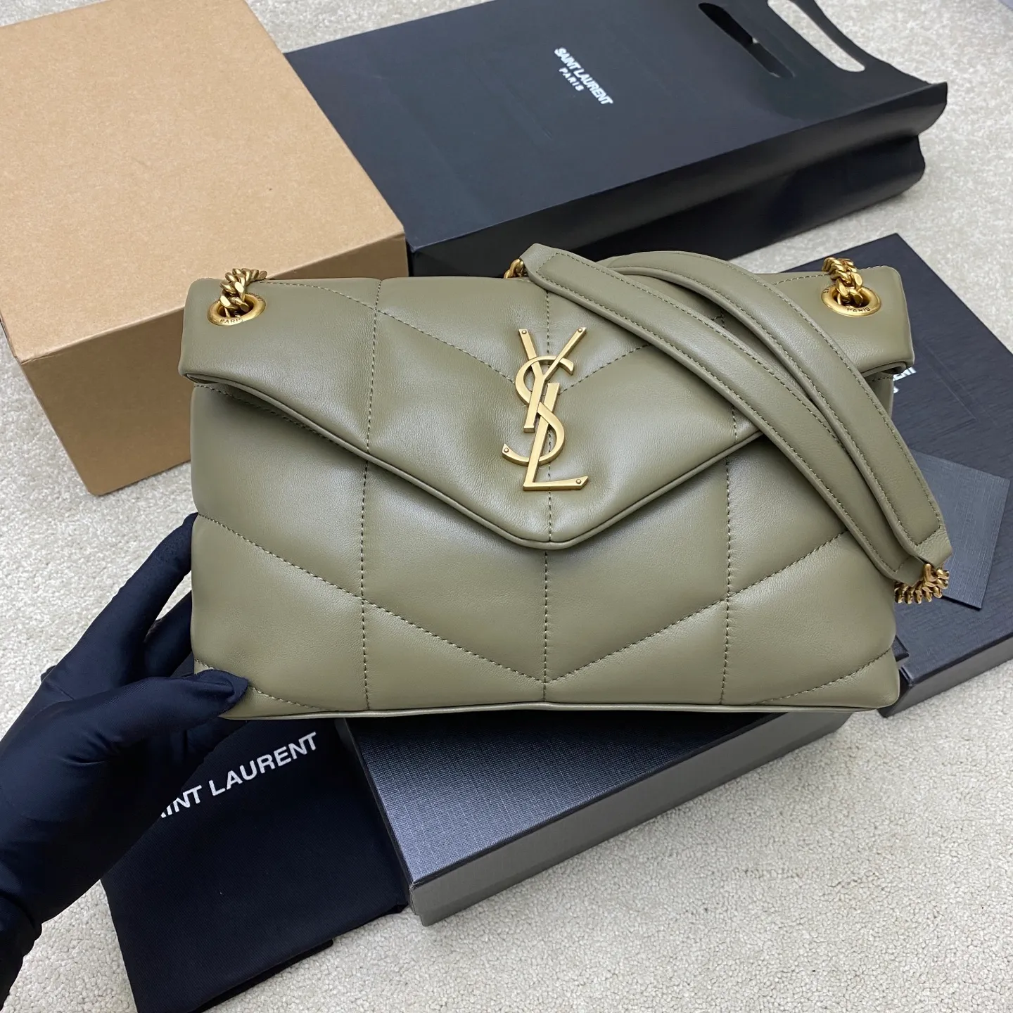 💰1600 Moss Green Sheepskin/Gold 🌈LOULOU PUFFER Medium quilted lambskin bag, made of genuine genuine leather, feels soft and delicate, like embracing clouds☁️💋The classic Y family logo, chain and buttonhole hardware are all made of Barkin matte ancient gold hardware. The opening of the bag is folded and sealed with a magnetic snap buckle, which has first-class sealing and safety👍20250800 Model: 577476 [original leather] Size: 29x17x11cm