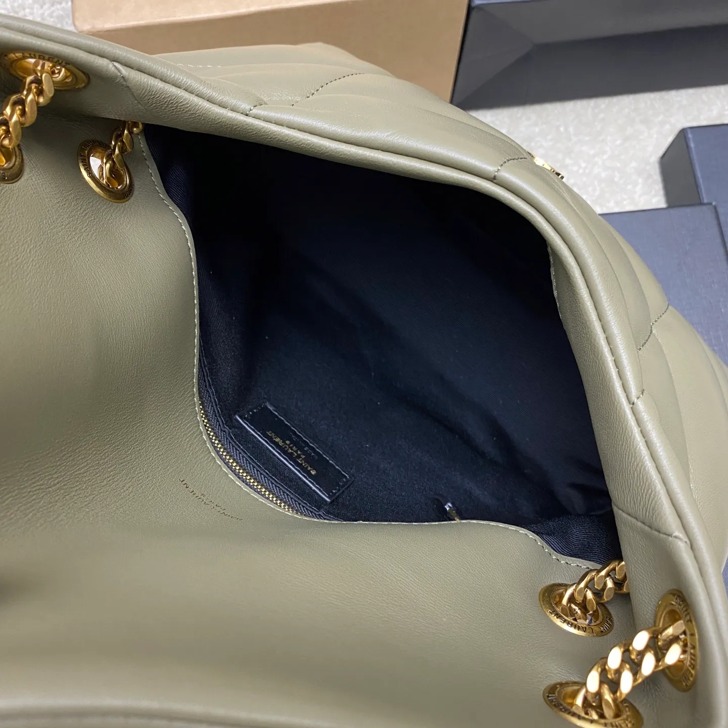 💰1600 Moss Green Sheepskin/Gold 🌈LOULOU PUFFER Medium quilted lambskin bag, made of genuine genuine leather, feels soft and delicate, like embracing clouds☁️💋The classic Y family logo, chain and buttonhole hardware are all made of Barkin matte ancient gold hardware. The opening of the bag is folded and sealed with a magnetic snap buckle, which has first-class sealing and safety👍20250800 Model: 577476 [original leather] Size: 29x17x11cm