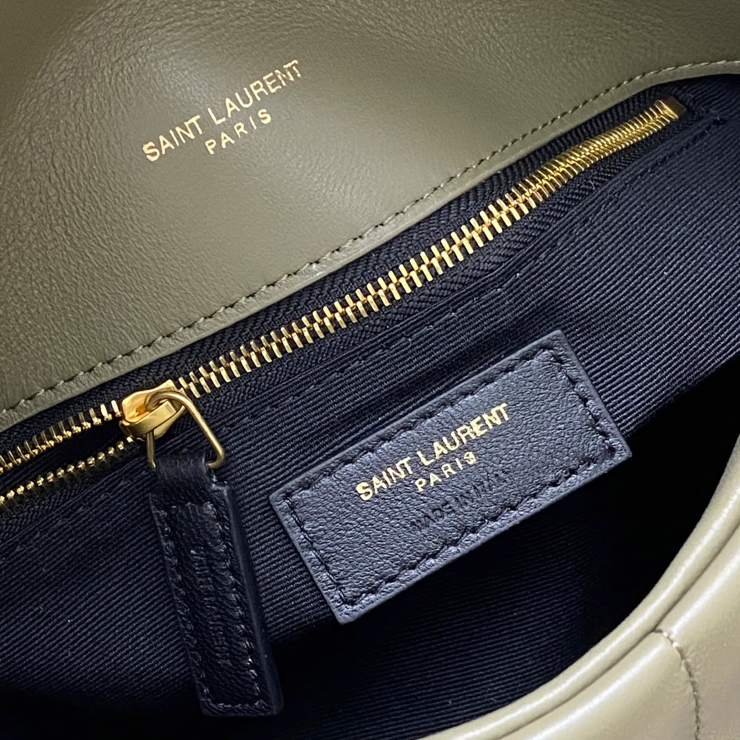 💰1600 Moss Green Sheepskin/Gold 🌈LOULOU PUFFER Medium quilted lambskin bag, made of genuine genuine leather, feels soft and delicate, like embracing clouds☁️💋The classic Y family logo, chain and buttonhole hardware are all made of Barkin matte ancient gold hardware. The opening of the bag is folded and sealed with a magnetic snap buckle, which has first-class sealing and safety👍20250800 Model: 577476 [original leather] Size: 29x17x11cm