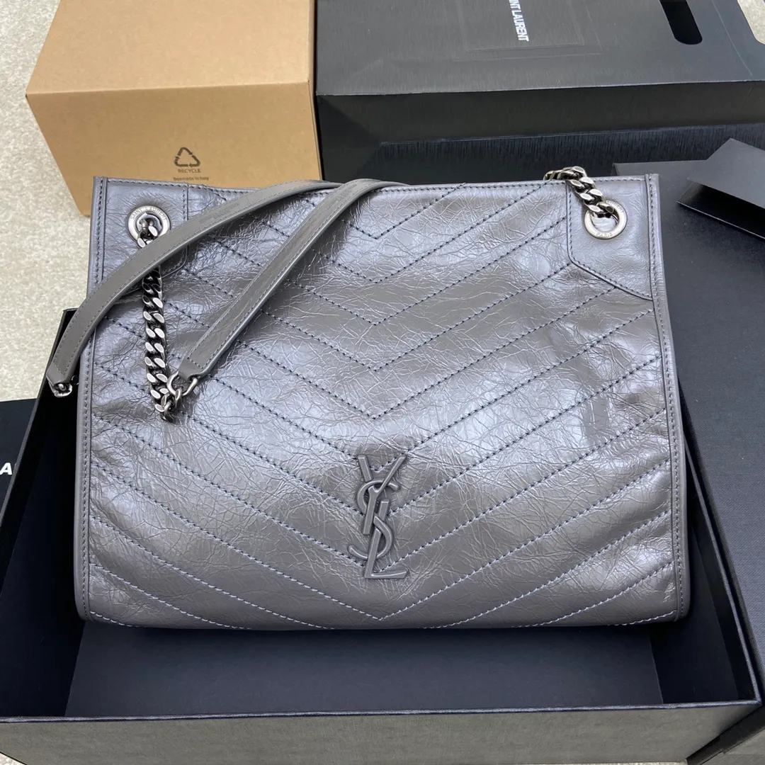 Oil wax dark gray/antique silver 🌈NIKI SHOPPING BAG original leather. It continues Niki style and uses wrinkled oil wax cowhide and the logo is wrapped in genuine leather. There is a magnetic buckle in the middle of the bag to ensure the safety of the bag. There is a zipper compartment and an open slot design inside to hold mobile phones and change cards for easy access. The bag is very light in weight and has a large capacity, making it extremely practical👍20210790 Model: 577999 [original leather] Size: 33*27*11.5cm [this size does not come with packaging]
