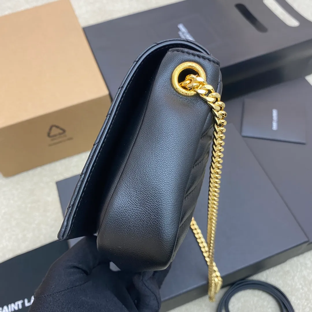 Black sheepskin/gold 🌈KATE 99 quilted sheepskin handbag. Speaking of the most popular bags in the past two years, the name of the armpit bag must be included! Carry it with a spaghetti strap. There is a kind of casual French elegance, which makes people think that this girl is very fashionable at first glance, but she is also effortlessly fashionable. There is also a long leather shoulder strap that can be worn interchangeably! One pack for multiple uses👍20230750 Model: 632014 [original leather] Size: 26x13.5x4.5cm