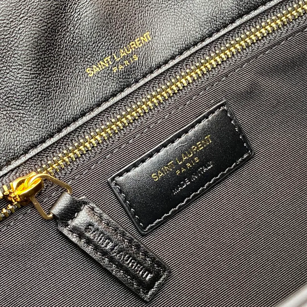 Black sheepskin/gold 🌈KATE 99 quilted sheepskin handbag. Speaking of the most popular bags in the past two years, the name of the armpit bag must be included! Carry it with a spaghetti strap. There is a kind of casual French elegance, which makes people think that this girl is very fashionable at first glance, but she is also effortlessly fashionable. There is also a long leather shoulder strap that can be worn interchangeably! One pack for multiple uses👍20230750 Model: 632014 [original leather] Size: 26x13.5x4.5cm