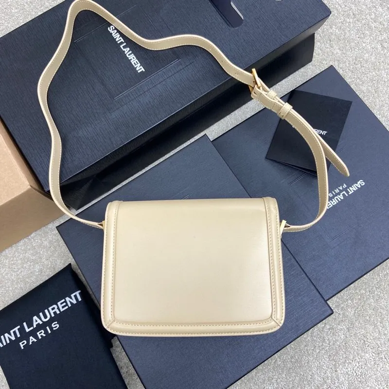 💰1600 toothpick pattern apricot/gold buckle 🌈The most eye-catching new autumn and winter product-Solferino The bag comes in two sizes and is made of high-grade BOX cowhide. The leather surface feels very flexible. The interior is designed with a three-layer accordion partition, which can easily accommodate daily necessities for going out on the street. The new and special switch buckle - opened with half an L button, will surprise you 😁 Adjustable shoulder strap, fashionable, versatile and practical 👍 20210800 Size: 19*14*6cm Model: 635306 [original leather]