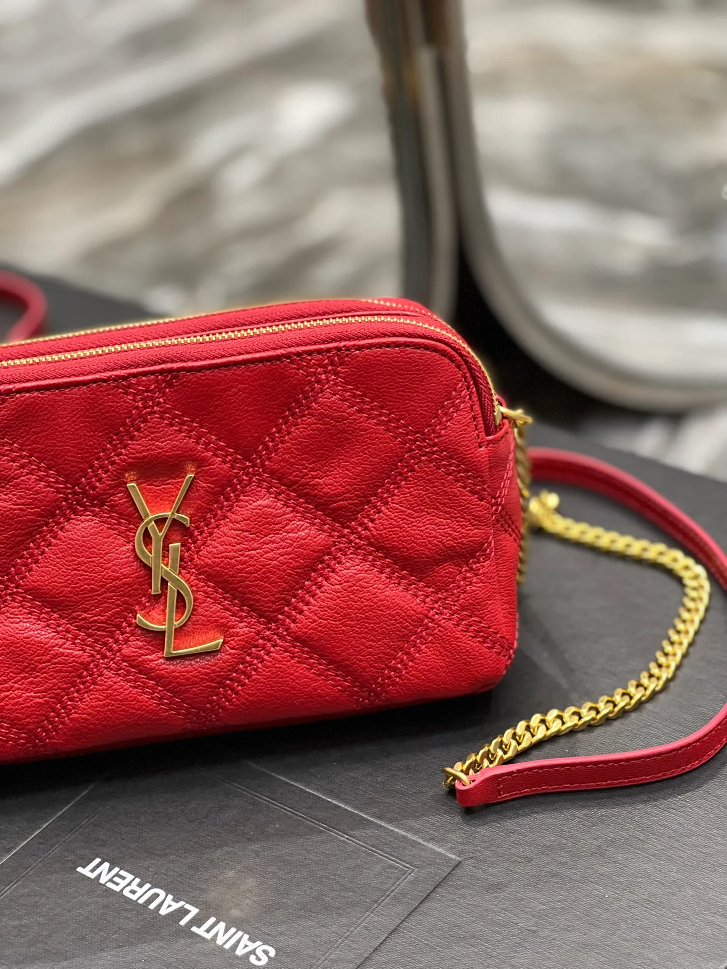 The latest BECKY diamond-shaped quilted double zipper clutch bag in the counter is made of original lambskin with a very delicate feel. It is matched with diamond-shaped quilting patterns and simple iconic logos. It is classic and versatile! The double zipper design is convenient for sorting and storing. The bag is quite light in weight and large enough to accommodate various types of mobile phones. It has 4 card slots inside, one for mobile phones and one for cards and sundries. You don’t even need to buy a card holder to use it and its performance is amazing! p1360 Size: 19x11x5cm Model: 608941