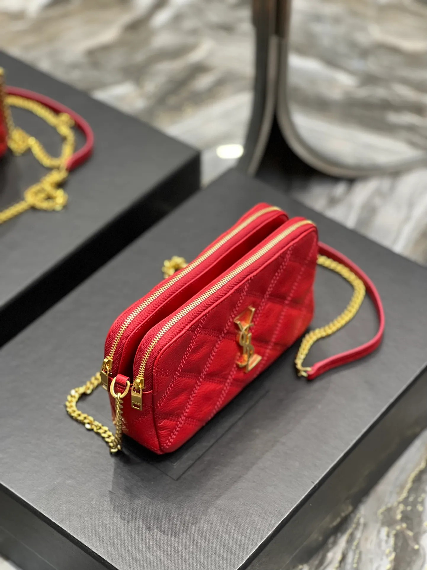 The latest BECKY diamond-shaped quilted double zipper clutch bag in the counter is made of original lambskin with a very delicate feel. It is matched with diamond-shaped quilting patterns and simple iconic logos. It is classic and versatile! The double zipper design is convenient for sorting and storing. The bag is quite light in weight and large enough to accommodate various types of mobile phones. It has 4 card slots inside, one for mobile phones and one for cards and sundries. You don’t even need to buy a card holder to use it and its performance is amazing! p1360 Size: 19x11x5cm Model: 608941