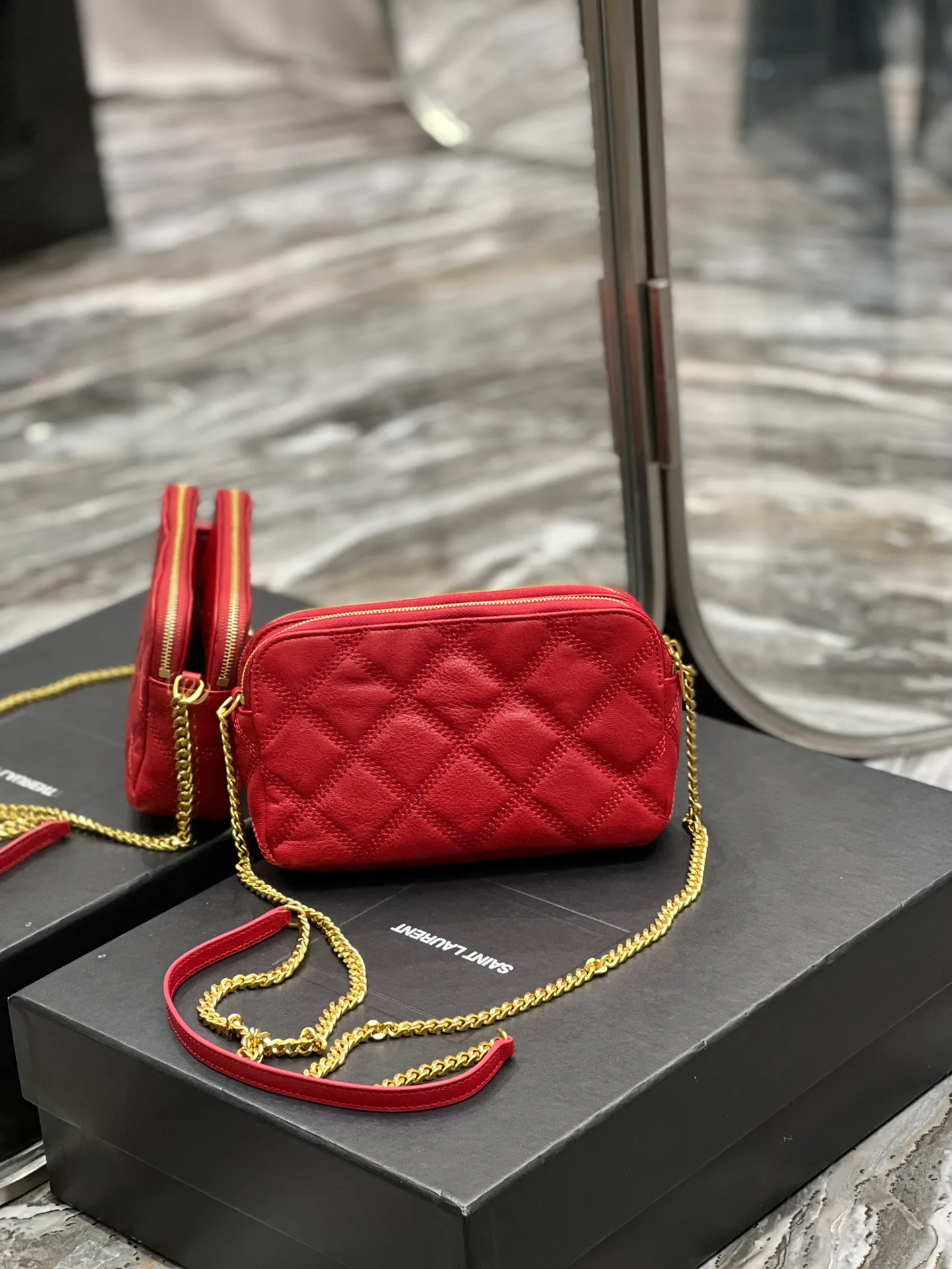 The latest BECKY diamond-shaped quilted double zipper clutch bag in the counter is made of original lambskin with a very delicate feel. It is matched with diamond-shaped quilting patterns and simple iconic logos. It is classic and versatile! The double zipper design is convenient for sorting and storing. The bag is quite light in weight and large enough to accommodate various types of mobile phones. It has 4 card slots inside, one for mobile phones and one for cards and sundries. You don’t even need to buy a card holder to use it and its performance is amazing! p1360 Size: 19x11x5cm Model: 608941