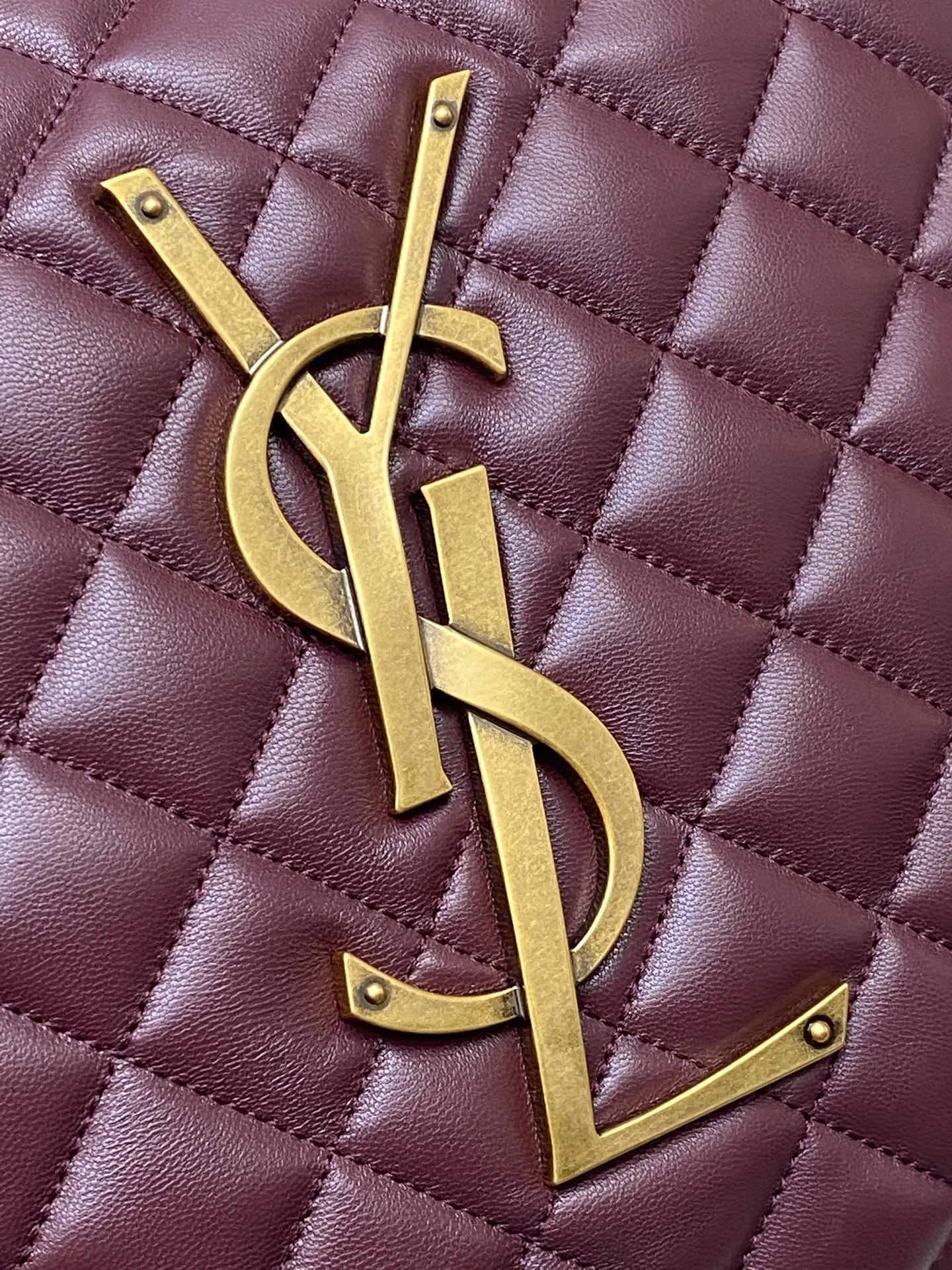 Bordeaux sheepskin/gold 🌈New ICARE baby nappa sheepskin handbag The much-anticipated croissant-shaped bag 🥐 makes its debut, embellished with the iconic metal logo, perfectly combining retro and modern feel, making it one of the most anticipated It Bags this season. Whether it's for daily outings or night parties, this bag can be easily carried! 202501050 Model: 858160 [Original leather] Size: 47x35x15 [This size does not come with packaging]