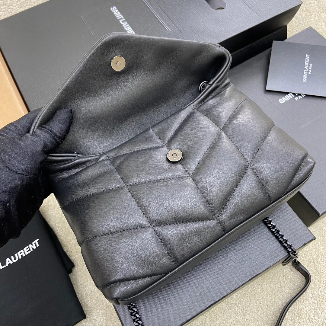 Black sheepskin/black chain hardware 🌈Super popular LOULOU PUFFER small quilted lambskin bag🐏 Made of original genuine leather, soft and delicate to the touch. The bag has an inner zipper pocket for mobile phones and valuables, and a card slot for cards. In addition, there is no extra inner pocket design, small and exquisite 👍20210700 Size: 23*15.5*5.8cm Model: 620333 [original leather]