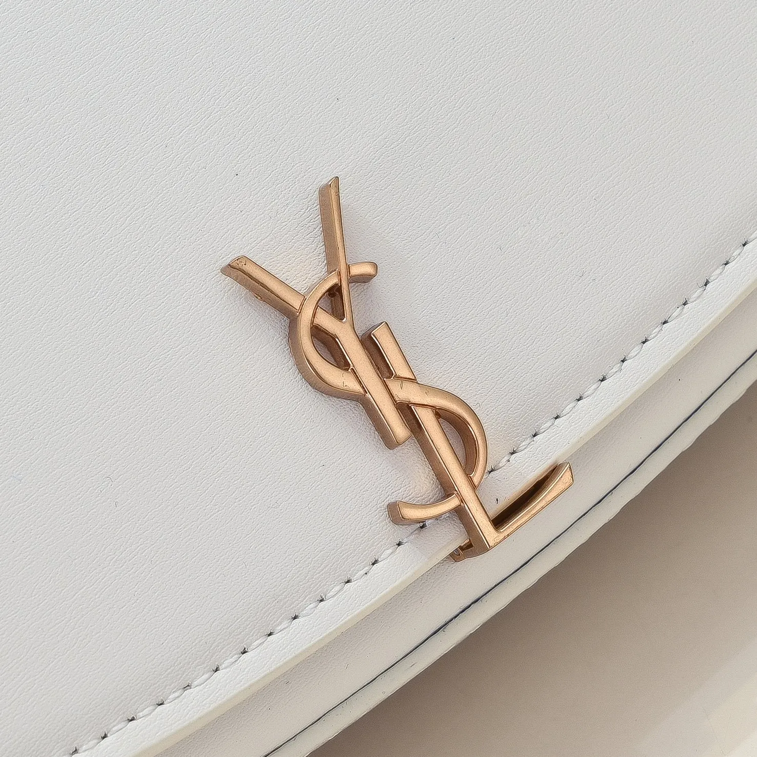 💰400￥sᴀɪɴᴛ ʟᴀᴜʀᴇɴᴛ [𝙑𝙊𝙇𝙏𝘼𝙄𝙍𝙀 ] 24 The latest Voltaire 𝙈𝙞𝙣𝙞 oval underarm backpack! Super chic minimalist design, showing the ultimate Saint Laurent French style, a very authentic retro feel that can be carried under the arm or on the back, the flip buckle is very novel ♥️If you have space, the Plus phone is completely stress-free, the front flip design 𝙇𝙀 𝘾𝘼𝙎𝙎𝘼𝙉𝘿𝙍𝙀 turn-buckle closure, leather-lined bronze accessories A flat bag! Simple and elegant, this is the easiest way for you to start. Item number: 8031 ​​Size: 21×11×4.5cm Shoulder strap height: 24