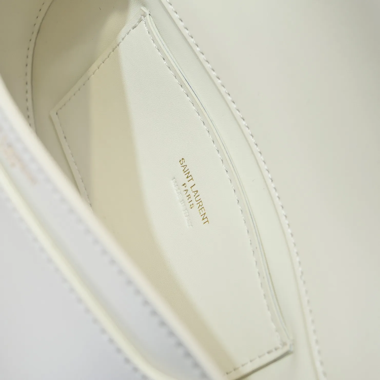 💰400￥sᴀɪɴᴛ ʟᴀᴜʀᴇɴᴛ [𝙑𝙊𝙇𝙏𝘼𝙄𝙍𝙀 ] 24 The latest Voltaire 𝙈𝙞𝙣𝙞 oval underarm backpack! Super chic minimalist design, showing the ultimate Saint Laurent French style, a very authentic retro feel that can be carried under the arm or on the back, the flip buckle is very novel ♥️If you have space, the Plus phone is completely stress-free, the front flip design 𝙇𝙀 𝘾𝘼𝙎𝙎𝘼𝙉𝘿𝙍𝙀 turn-buckle closure, leather-lined bronze accessories A flat bag! Simple and elegant, this is the easiest way for you to start. Item number: 8031 ​​Size: 21×11×4.5cm Shoulder strap height: 24