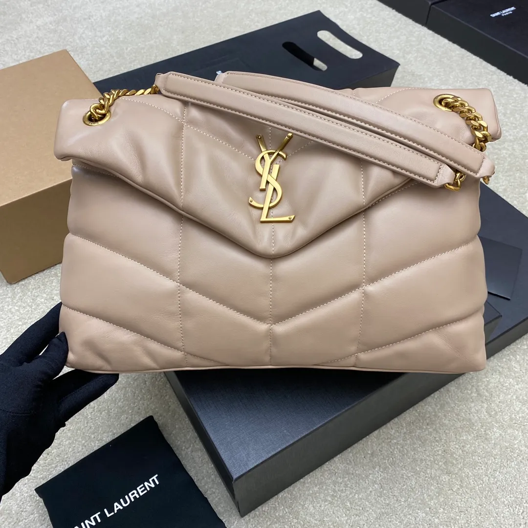 Milk apricot sheepskin/old gold 🌈𝑳𝑶𝑼𝑳𝑶𝑼 𝑷𝑼𝑭𝑭𝑬𝑹 Large quilted lambskin bag, made of genuine genuine leather, feels soft and delicate, like embracing clouds☁️✨The classic Y family logo, chain and buttonhole hardware are all made of Barkin matte silver hardware. The opening of the bag is folded and sealed with a magnetic snap buckle, which has first-class sealing and safety👍20210900 Size: 35*23*13.5cm Model: 577475 [original leather]