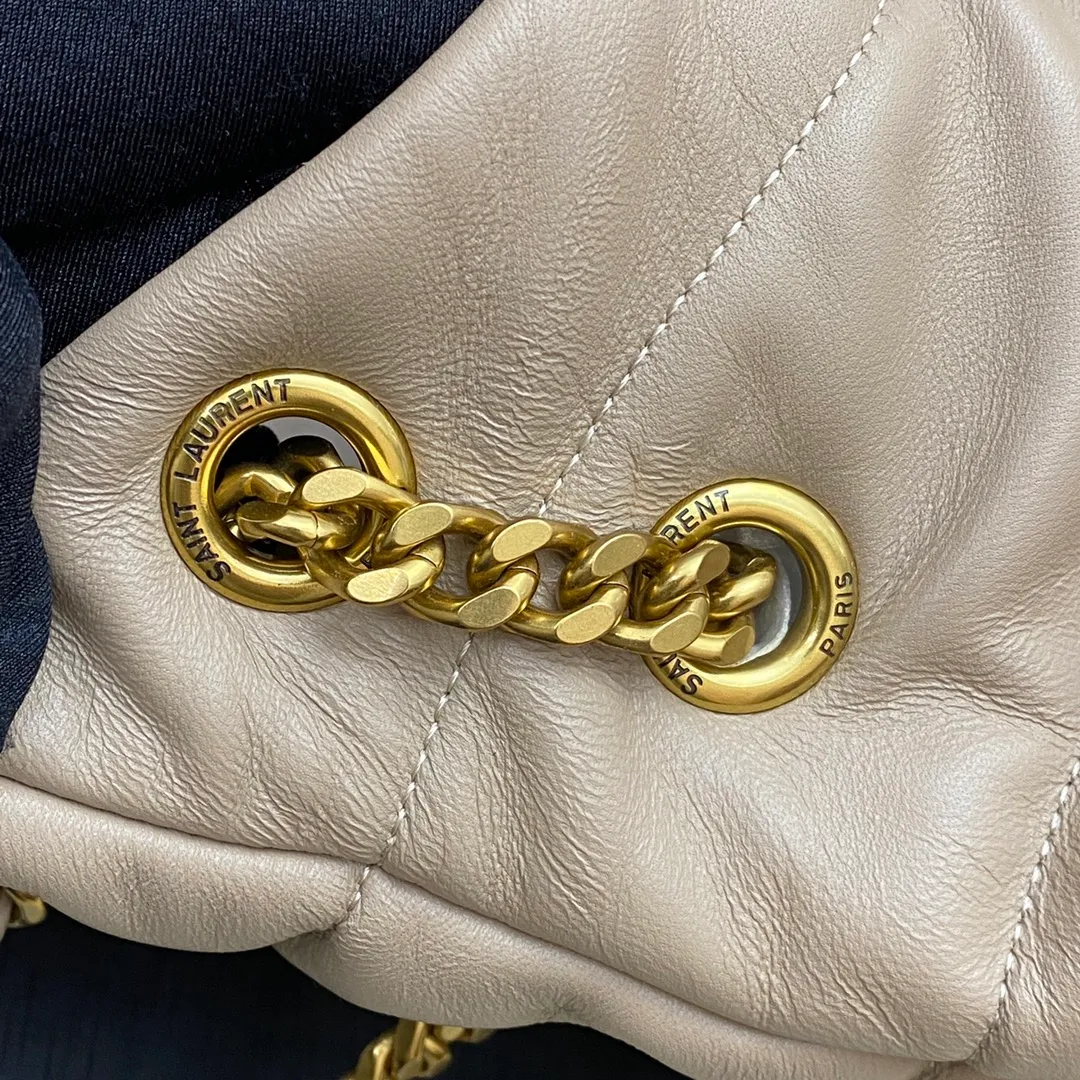 Milk apricot sheepskin/old gold 🌈𝑳𝑶𝑼𝑳𝑶𝑼 𝑷𝑼𝑭𝑭𝑬𝑹 Large quilted lambskin bag, made of genuine genuine leather, feels soft and delicate, like embracing clouds☁️✨The classic Y family logo, chain and buttonhole hardware are all made of Barkin matte silver hardware. The opening of the bag is folded and sealed with a magnetic snap buckle, which has first-class sealing and safety👍20210900 Size: 35*23*13.5cm Model: 577475 [original leather]