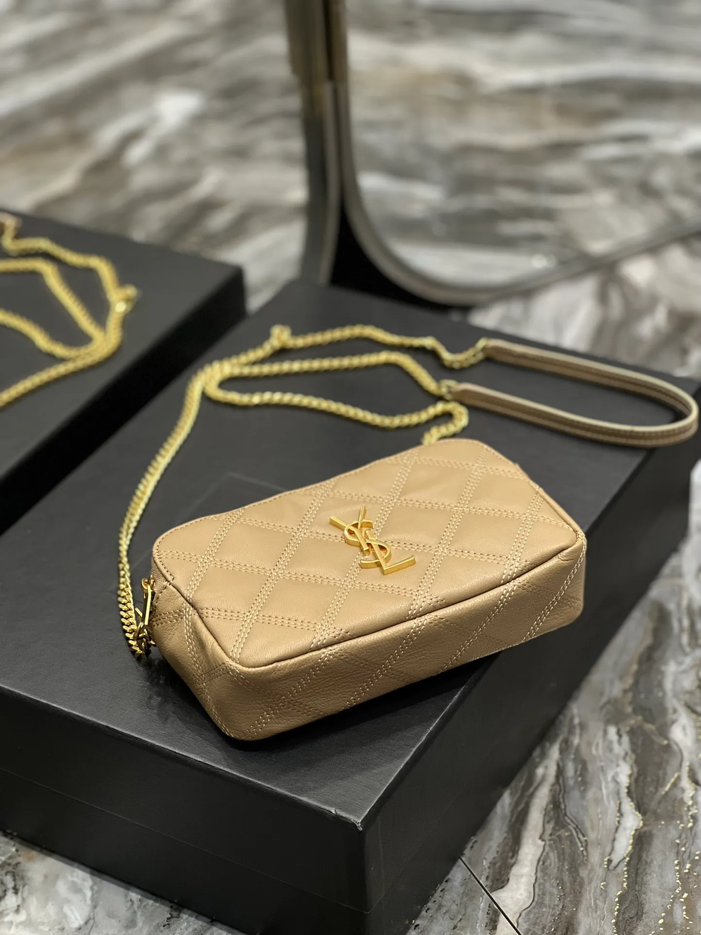 The latest BECKY diamond-shaped quilted double zipper clutch bag in the counter is made of original lambskin with a very delicate feel. It is matched with diamond-shaped quilting patterns and simple iconic logos. It is classic and versatile! The double zipper design is convenient for sorting and storing. The bag is quite light in weight and large enough to accommodate various types of mobile phones. It has 4 card slots inside, one for mobile phones and one for cards and sundries. You don’t even need to buy a card holder to use it and its performance is amazing! p1360 Size: 19x11x5cm Model: 608941