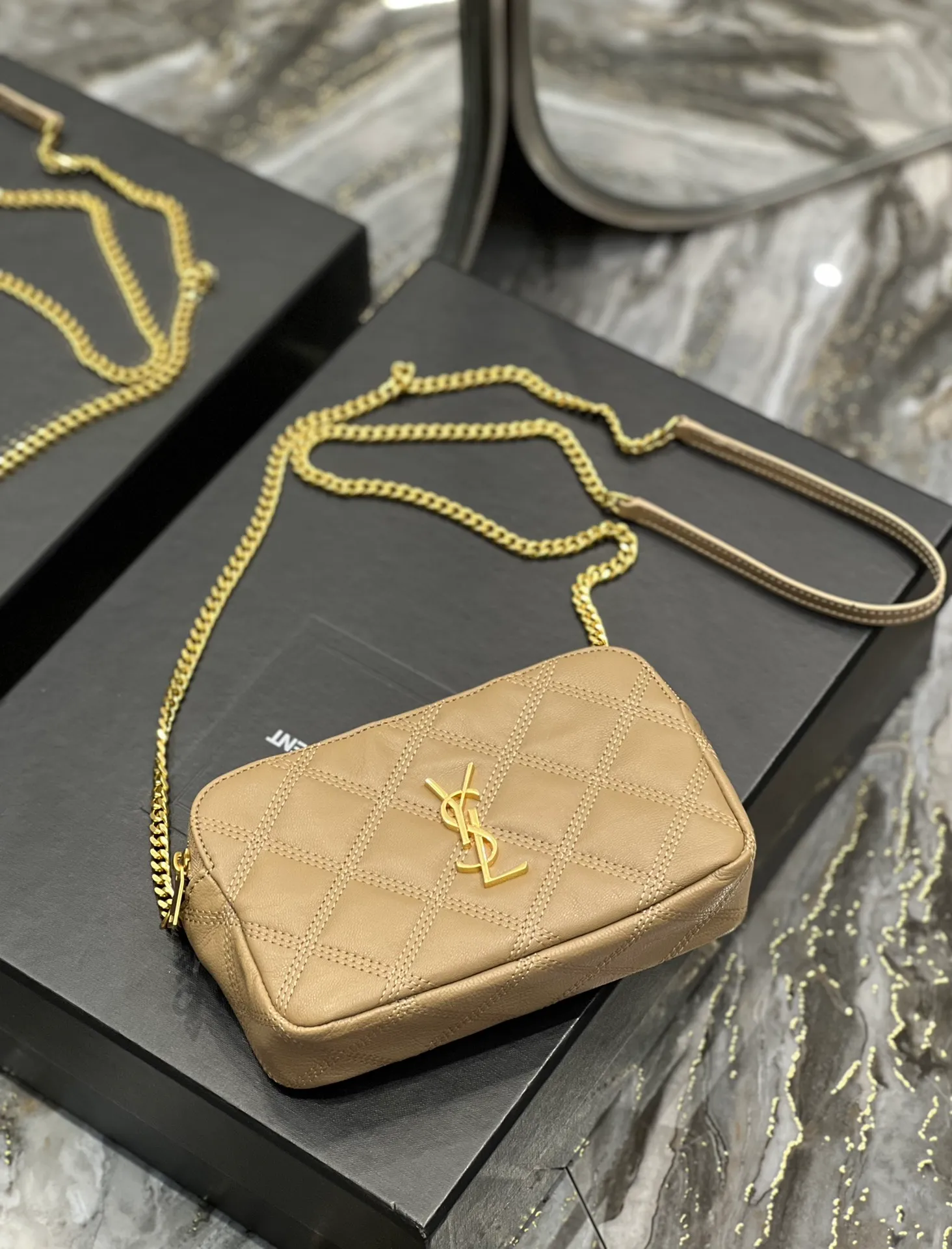The latest BECKY diamond-shaped quilted double zipper clutch bag in the counter is made of original lambskin with a very delicate feel. It is matched with diamond-shaped quilting patterns and simple iconic logos. It is classic and versatile! The double zipper design is convenient for sorting and storing. The bag is quite light in weight and large enough to accommodate various types of mobile phones. It has 4 card slots inside, one for mobile phones and one for cards and sundries. You don’t even need to buy a card holder to use it and its performance is amazing! p1360 Size: 19x11x5cm Model: 608941