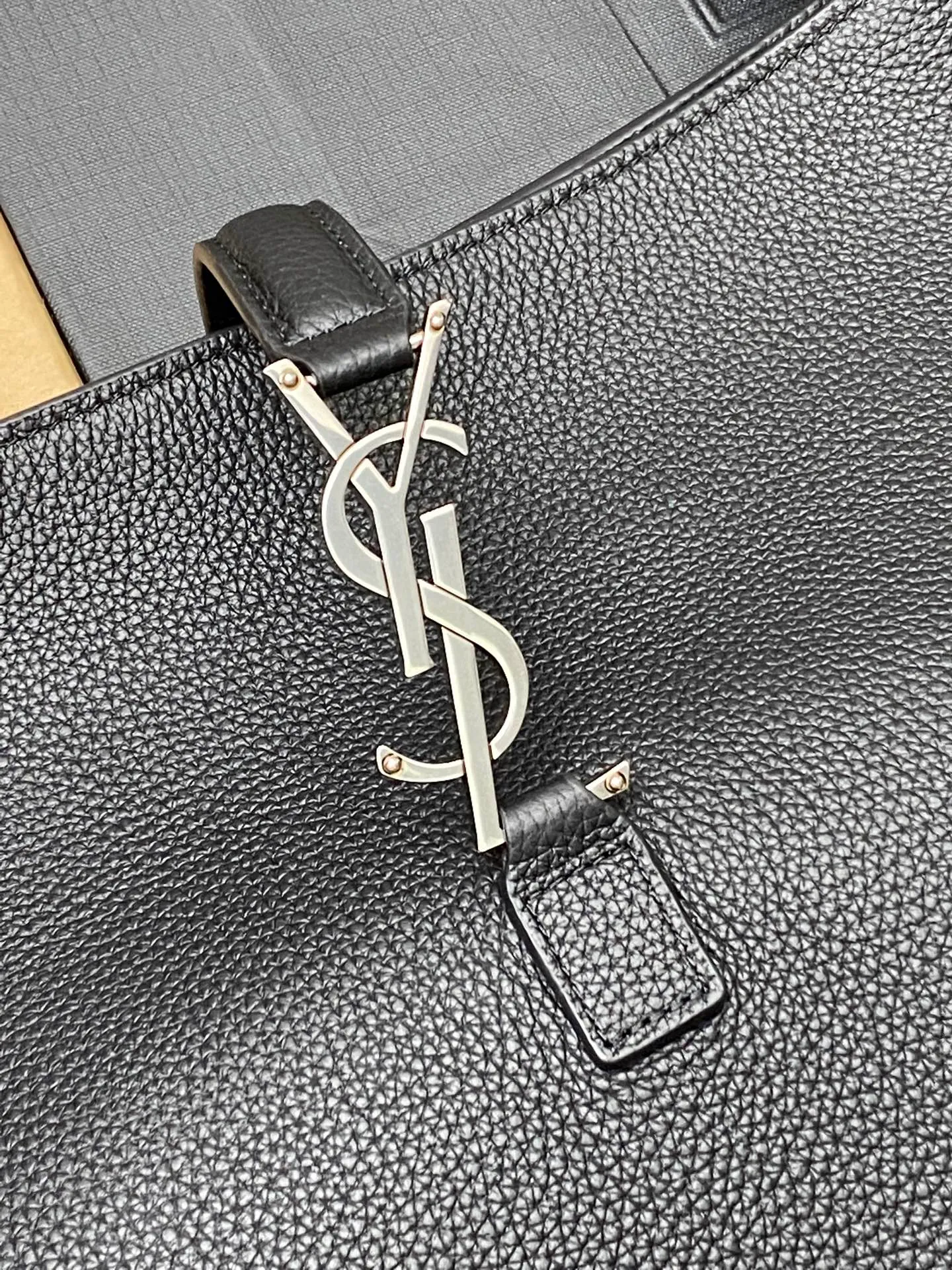 💰2560 black pebbled/antique silver 🌈The horizontal tote bag version of the new BEA handbag, with leather tab closure, decorated with LE CASSANDRE. Roomy and lined in tonal suede, it features a main compartment and an interior zipped pocket. Internal lace-up design, the sides can be folded or unfolded as needed. Soft deerskin bea has an exclusive rare and luxurious texture. The simple appearance is coupled with the softness on the back and the upper body has a lazy style. The sides can also be contracted. There are two forms👑202501280 Model: 763435 [original leather] Size: 50x28x18cm [This size does not come with packaging]