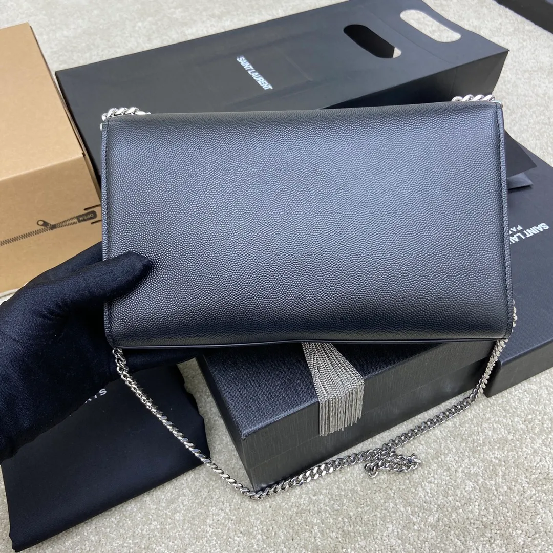 💰1300 ball pattern black/silver buckle 🌈Y’s most classic style Kate crocodile pattern chain crossbody bag! A versatile style that is a must-have in every girl’s wardrobe! High-quality original crocodile-embossed cowhide, wear-resistant and scratch-resistant, no need to take special care of it💫Believe me, kate is definitely an eternal classic. No one can say that they are fashionable without a Y family tassel bag👍20210650 Model: 377829 Size: 24*14.5*5.5cm