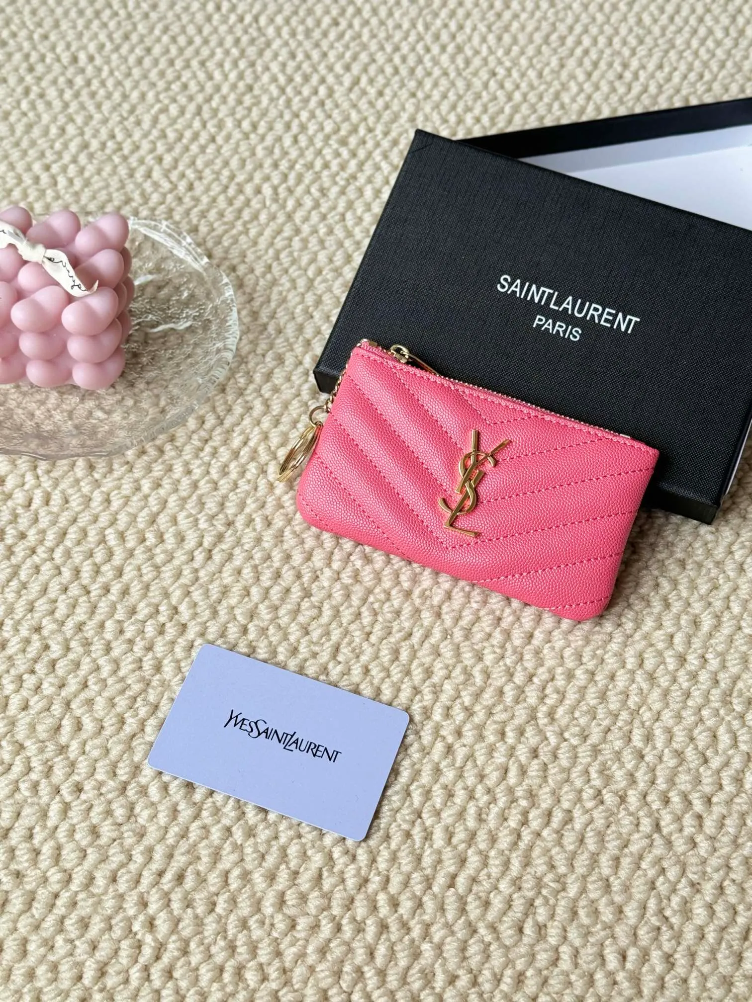 💰140 The first key bag in the ysl series, a V-shaped chain bag, matching key ring, grosgrain lining, and exquisite hardware make this small leather bag particularly good. It can be used as a key bag or coin purse, suitable for men and women. Great for giving as a gift or for personal use! Style number: 438386 Size: 13x7.5x2cm