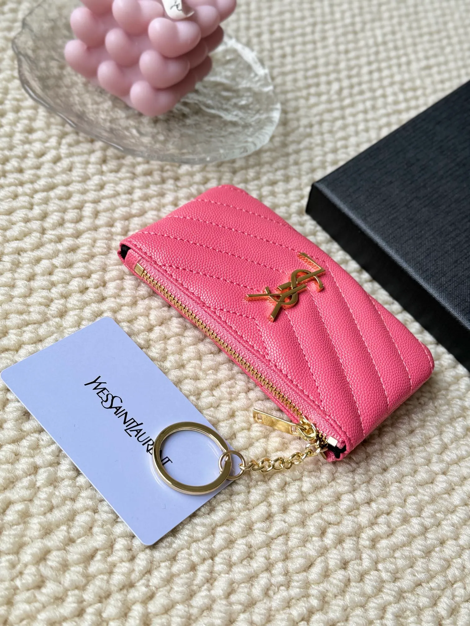 💰140 The first key bag in the ysl series, a V-shaped chain bag, matching key ring, grosgrain lining, and exquisite hardware make this small leather bag particularly good. It can be used as a key bag or coin purse, suitable for men and women. Great for giving as a gift or for personal use! Style number: 438386 Size: 13x7.5x2cm