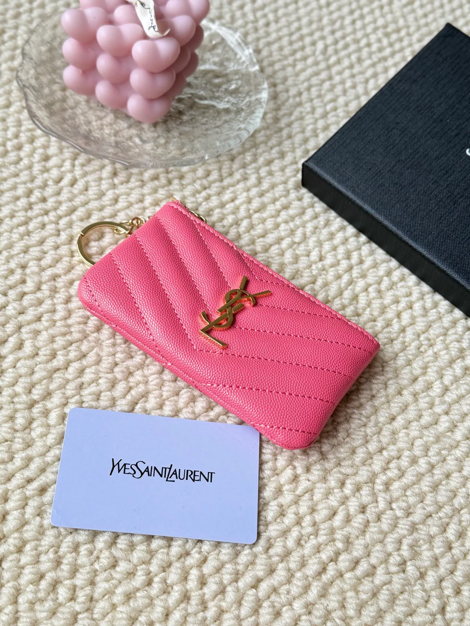 💰140 The first key bag in the ysl series, a V-shaped chain bag, matching key ring, grosgrain lining, and exquisite hardware make this small leather bag particularly good. It can be used as a key bag or coin purse, suitable for men and women. Great for giving as a gift or for personal use! Style number: 438386 Size: 13x7.5x2cm