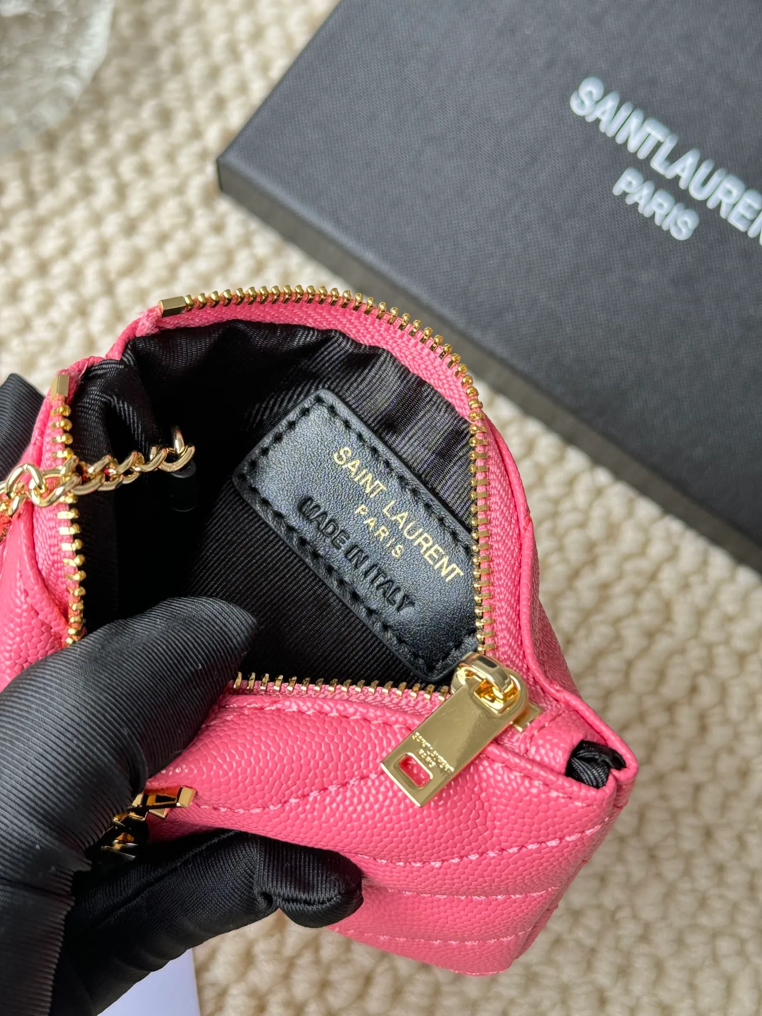 💰140 The first key bag in the ysl series, a V-shaped chain bag, matching key ring, grosgrain lining, and exquisite hardware make this small leather bag particularly good. It can be used as a key bag or coin purse, suitable for men and women. Great for giving as a gift or for personal use! Style number: 438386 Size: 13x7.5x2cm