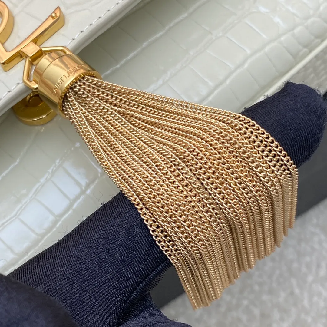 💰1300 Milk White Crocodile/Gold 🌈Y’s most classic style Kate crocodile pattern chain crossbody bag! A versatile style that is a must-have in every girl’s wardrobe! High-quality original crocodile embossed cowhide, wear-resistant and scratch-resistant, no need to take special care of it💫Believe me, kate is definitely an eternal classic. No Y family tassel bag would dare to call itself fashionable👍20210650 Model: 377829 [original leather] Size: 24*14.5*5.5cm