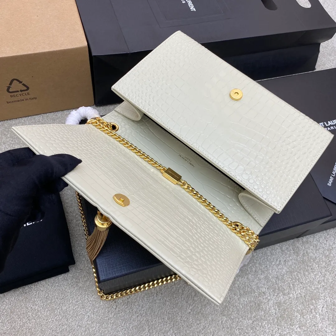 💰1300 Milk White Crocodile/Gold 🌈Y’s most classic style Kate crocodile pattern chain crossbody bag! A versatile style that is a must-have in every girl’s wardrobe! High-quality original crocodile embossed cowhide, wear-resistant and scratch-resistant, no need to take special care of it💫Believe me, kate is definitely an eternal classic. No Y family tassel bag would dare to call itself fashionable👍20210650 Model: 377829 [original leather] Size: 24*14.5*5.5cm