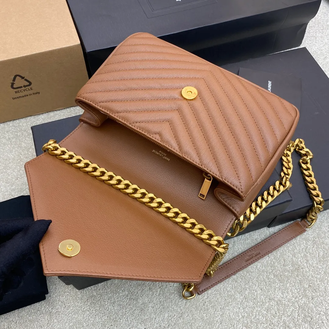 Caramel goatskin/antique gold 🌈1000-year-old messenger bag, a street photography artifact 👍The preferred style of many celebrities and Hollywood goddesses. It looks good no matter how you wear it, and it doesn’t feel out of place. It looks casual and handsome when paired with casual wear. It looks elegant and luxurious when paired with formal wear. It is a bag that can be carried on any occasion! ! This year’s in bag must be you 😎20230750 Model: 392737 [original leather] Size: 24x17x6cm