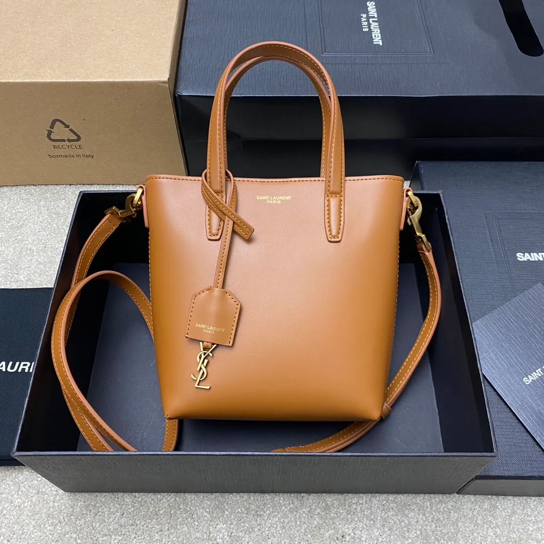 p1500 special grade original brown plain/gold 🌈New YSL mini plain tote bag This bag must have its place among mini bags! First, it is small enough and cute enough. Second, it has a large enough capacity to hold it. Third, its crocodile pattern embossing is durable enough. With these three points, almost no cute little one can beat it! The design of the small handbag and detachable shoulder strap is also more outstanding in terms of carrying ability. It is so cute and has no shortcomings. I love it! ! It must be developed by ZP, see the comparison chart for similarity! Please rest assured about the quality and leave it to us! 20240580 Model: 773995 [original leather] Size: 18×17×8cm