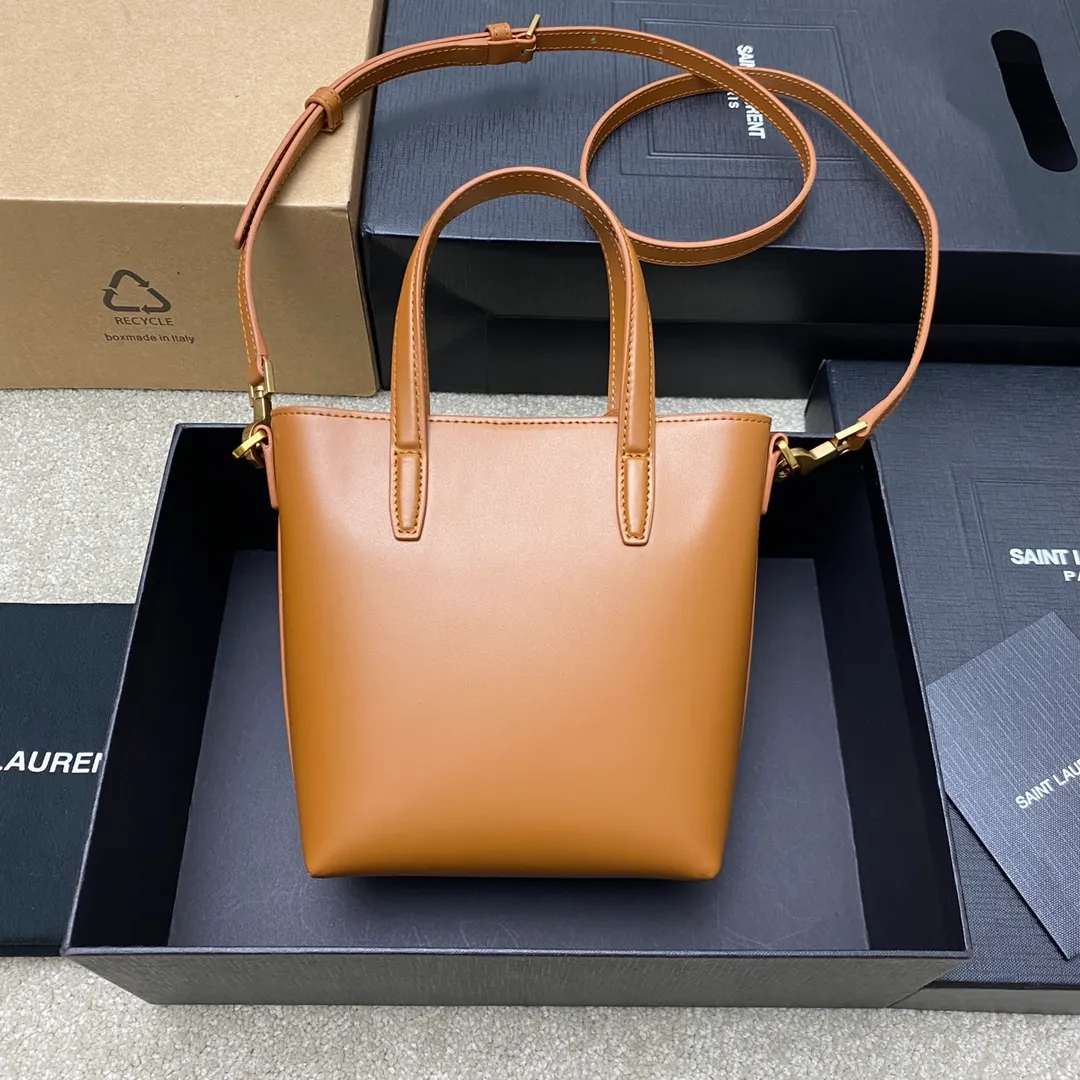 p1500 special grade original brown plain/gold 🌈New YSL mini plain tote bag This bag must have its place among mini bags! First, it is small enough and cute enough. Second, it has a large enough capacity to hold it. Third, its crocodile pattern embossing is durable enough. With these three points, almost no cute little one can beat it! The design of the small handbag and detachable shoulder strap is also more outstanding in terms of carrying ability. It is so cute and has no shortcomings. I love it! ! It must be developed by ZP, see the comparison chart for similarity! Please rest assured about the quality and leave it to us! 20240580 Model: 773995 [original leather] Size: 18×17×8cm