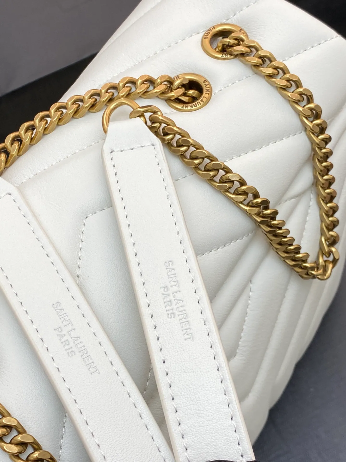 White plain leather/gold 🌈The best-selling YSL LOULOU medium long envelope satchel, classic soft shape front flap bag with metal linked YSL logo, metal and leather chain shoulder straps and Y-shaped stitching SLP upgraded version of the flip messenger bag, made of top calfskin 👍Casual and fashionable matching, showing a high-end atmosphere💋The shoulder straps can be combined into two to be carried on the shoulder, or can be carried cross-body! 20220820 Model: 392277 [original leather] Size: 25x17x9cm