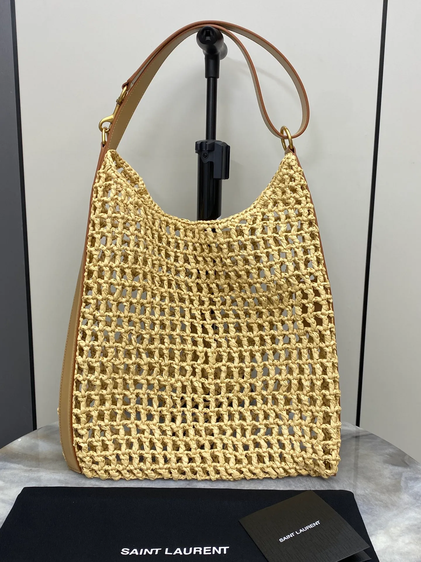 p1700 premium original factory woven apricot/gold 🌈The newly launched oxalis woven shoulder bag is also the best choice for vacation. It is made of raffia woven into a grid texture. The hollow style creates a light and translucent visual effect, with a little exquisite feeling! Paired with a double-layer leather shoulder strap, the iconic golden metal hardware in the center of the bag becomes the highlight👍20240720 Model: 773984 [Original leather] Size: 37x40x3cm [This size does not come with packaging]