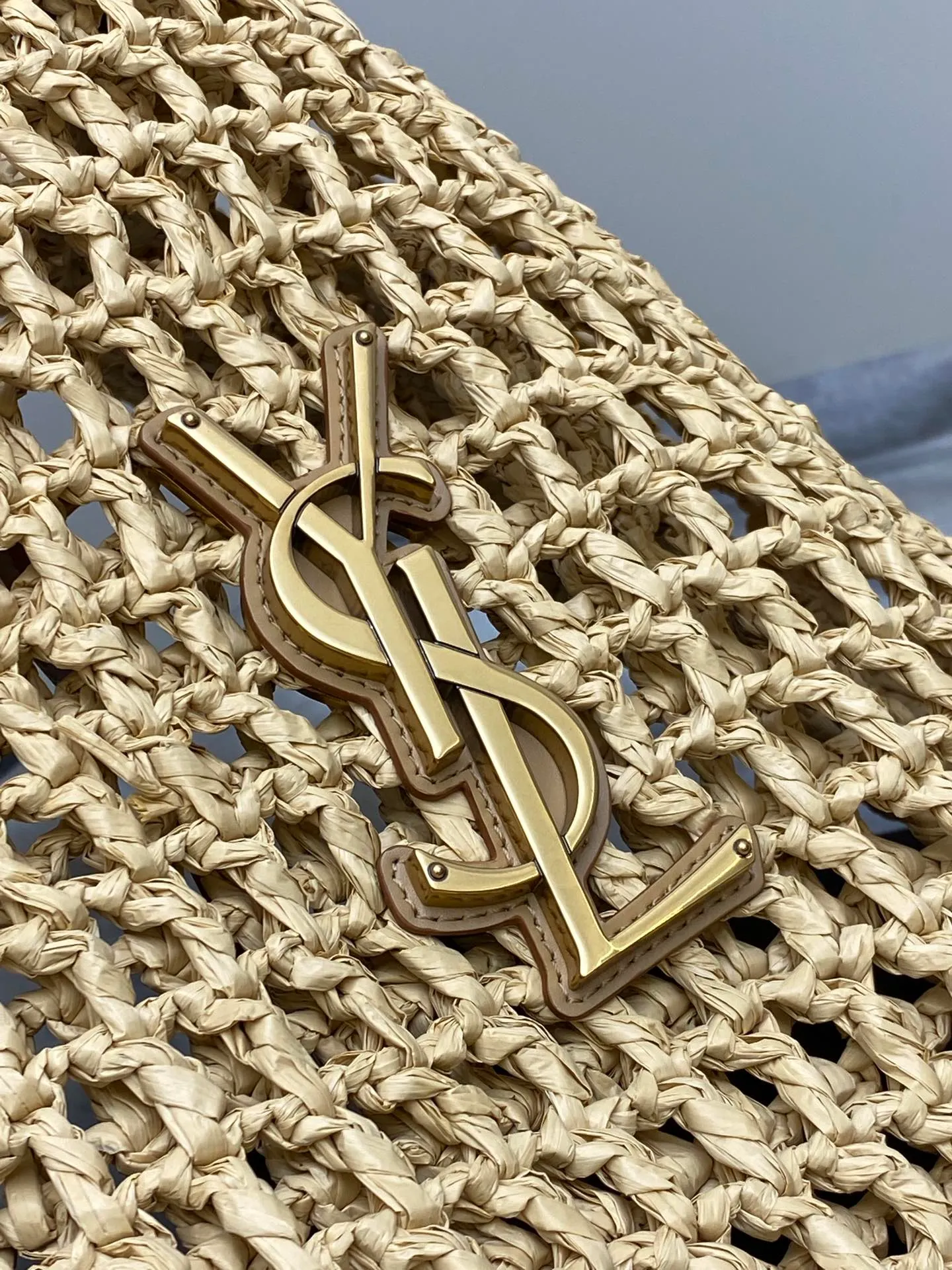 p1700 premium original factory woven apricot/gold 🌈The newly launched oxalis woven shoulder bag is also the best choice for vacation. It is made of raffia woven into a grid texture. The hollow style creates a light and translucent visual effect, with a little exquisite feeling! Paired with a double-layer leather shoulder strap, the iconic golden metal hardware in the center of the bag becomes the highlight👍20240720 Model: 773984 [Original leather] Size: 37x40x3cm [This size does not come with packaging]