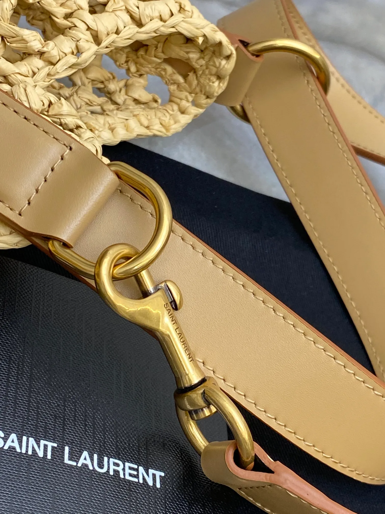 p1700 premium original factory woven apricot/gold 🌈The newly launched oxalis woven shoulder bag is also the best choice for vacation. It is made of raffia woven into a grid texture. The hollow style creates a light and translucent visual effect, with a little exquisite feeling! Paired with a double-layer leather shoulder strap, the iconic golden metal hardware in the center of the bag becomes the highlight👍20240720 Model: 773984 [Original leather] Size: 37x40x3cm [This size does not come with packaging]