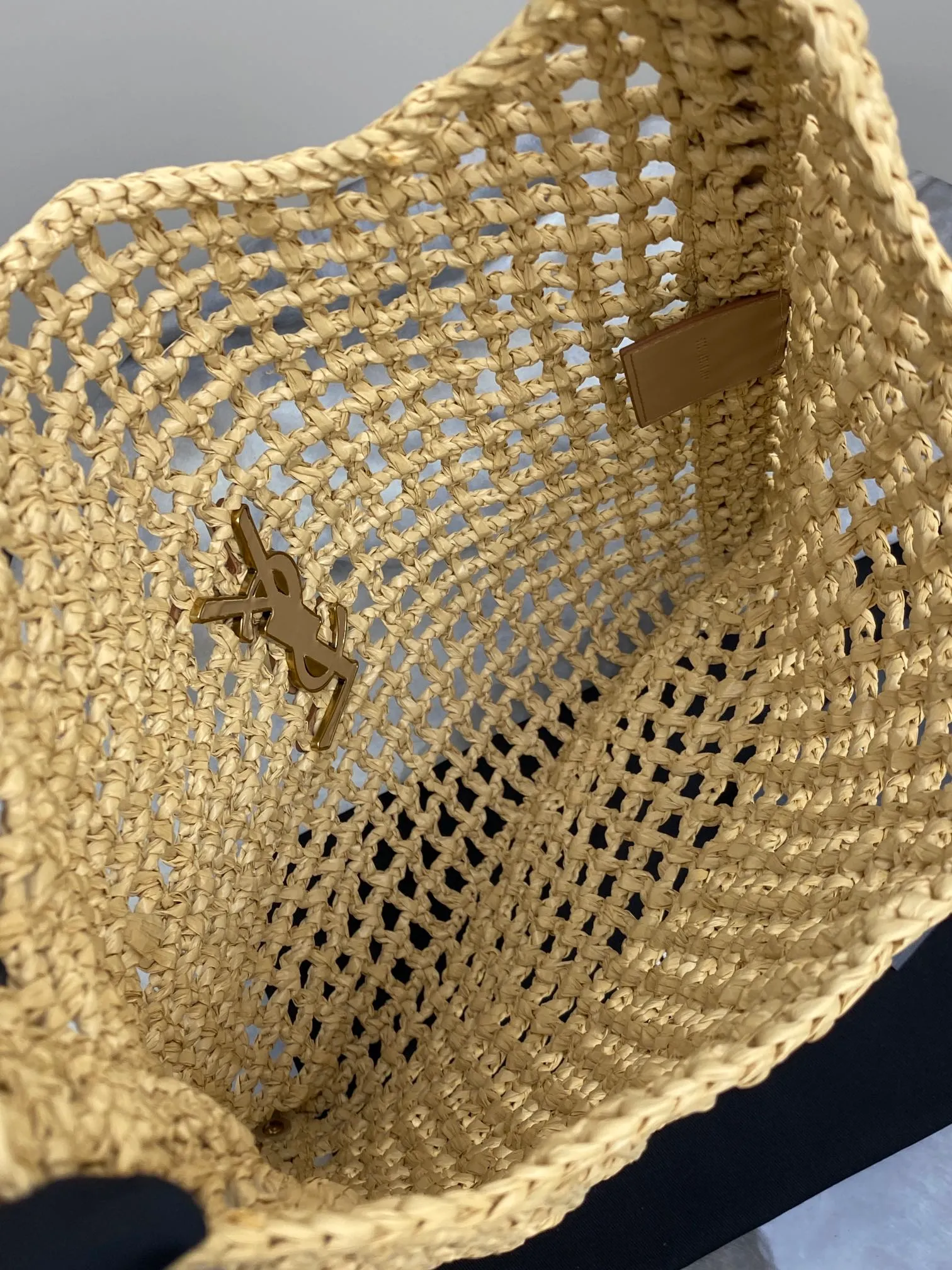 p1700 premium original factory woven apricot/gold 🌈The newly launched oxalis woven shoulder bag is also the best choice for vacation. It is made of raffia woven into a grid texture. The hollow style creates a light and translucent visual effect, with a little exquisite feeling! Paired with a double-layer leather shoulder strap, the iconic golden metal hardware in the center of the bag becomes the highlight👍20240720 Model: 773984 [Original leather] Size: 37x40x3cm [This size does not come with packaging]