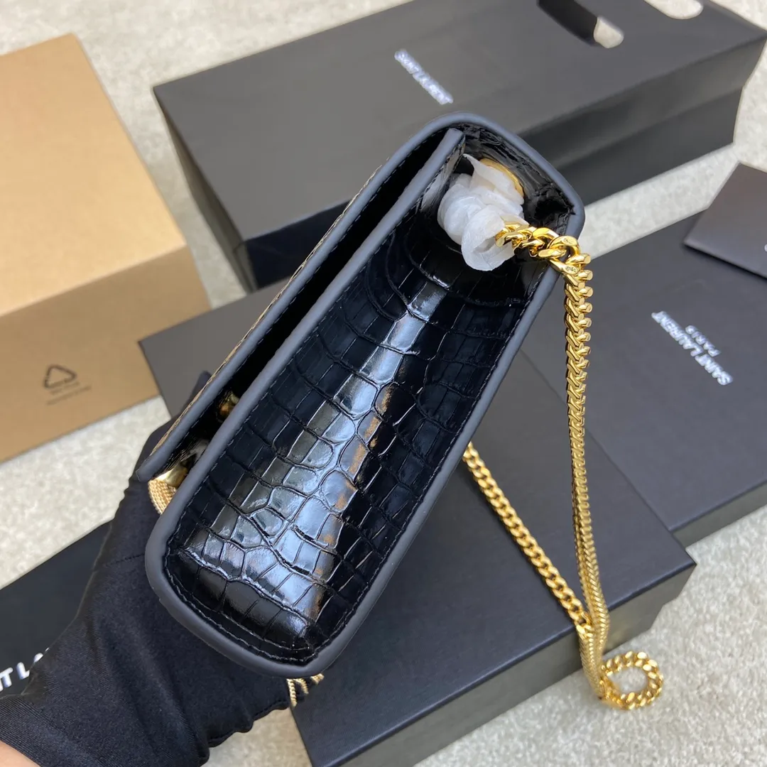 💰1300 Black small crocodile pattern/gold buckle [original leather] 🌈Y’s most classic style Kate crocodile pattern chain crossbody bag! A versatile style that is a must-have in every girl’s wardrobe! High-quality original crocodile-embossed cowhide, wear-resistant and scratch-resistant, no need to take special care of it💫Believe me, kate is definitely an eternal classic. No one can say that they are fashionable without a Y family tassel bag👍20210650 Model: 377829 Size: 24*14.5*5.5cm