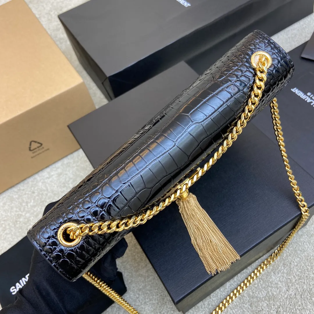 💰1300 Black small crocodile pattern/gold buckle [original leather] 🌈Y’s most classic style Kate crocodile pattern chain crossbody bag! A versatile style that is a must-have in every girl’s wardrobe! High-quality original crocodile-embossed cowhide, wear-resistant and scratch-resistant, no need to take special care of it💫Believe me, kate is definitely an eternal classic. No one can say that they are fashionable without a Y family tassel bag👍20210650 Model: 377829 Size: 24*14.5*5.5cm