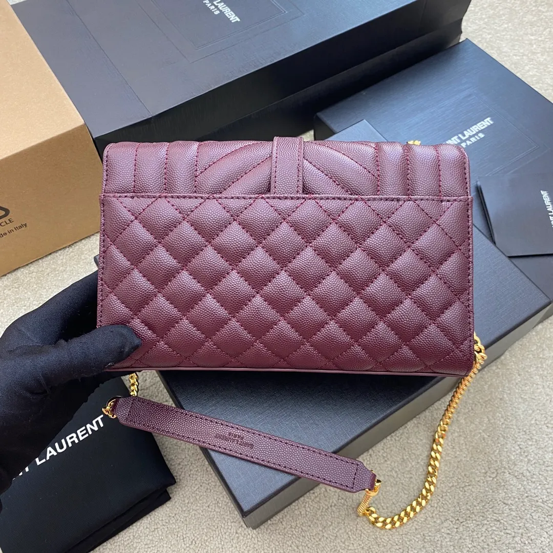 Burgundy ball pattern/gold buckle 🌈YSL new style 𝑬𝒏𝒗𝒆𝒍𝒐𝒑𝒆#Small size 21CM Original grain embossed quilted leather envelope bag is classic and timeless, the sky-high V pattern and rhombus caviar pattern, Italian ZP original cowhide with eye-catching Y family logo, elegant and fashionable all in one! Get it and it’s ZP! 20220680 Model: 600915 [original leather] Size: 21x13x6cm